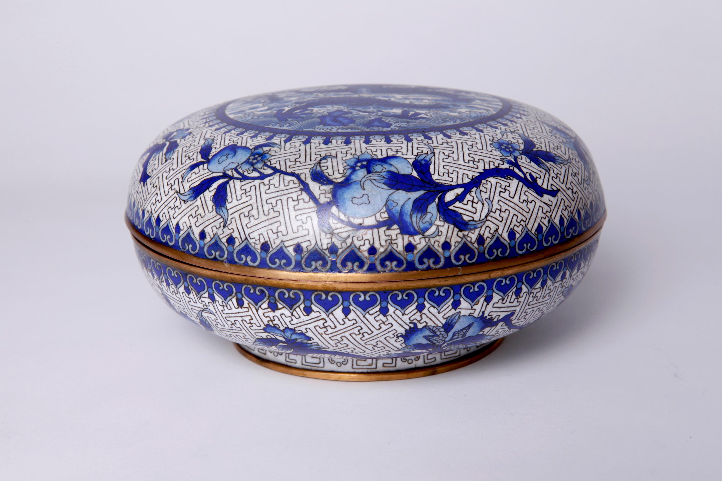 Boîte cloisonnée chinoise
Boîte ronde en émail avec couvercle dans un motif bleu et blanc.
Circa, début du 20e siècle
Mesures : H 5 in. (12,7 cm)

NMA n° 2084