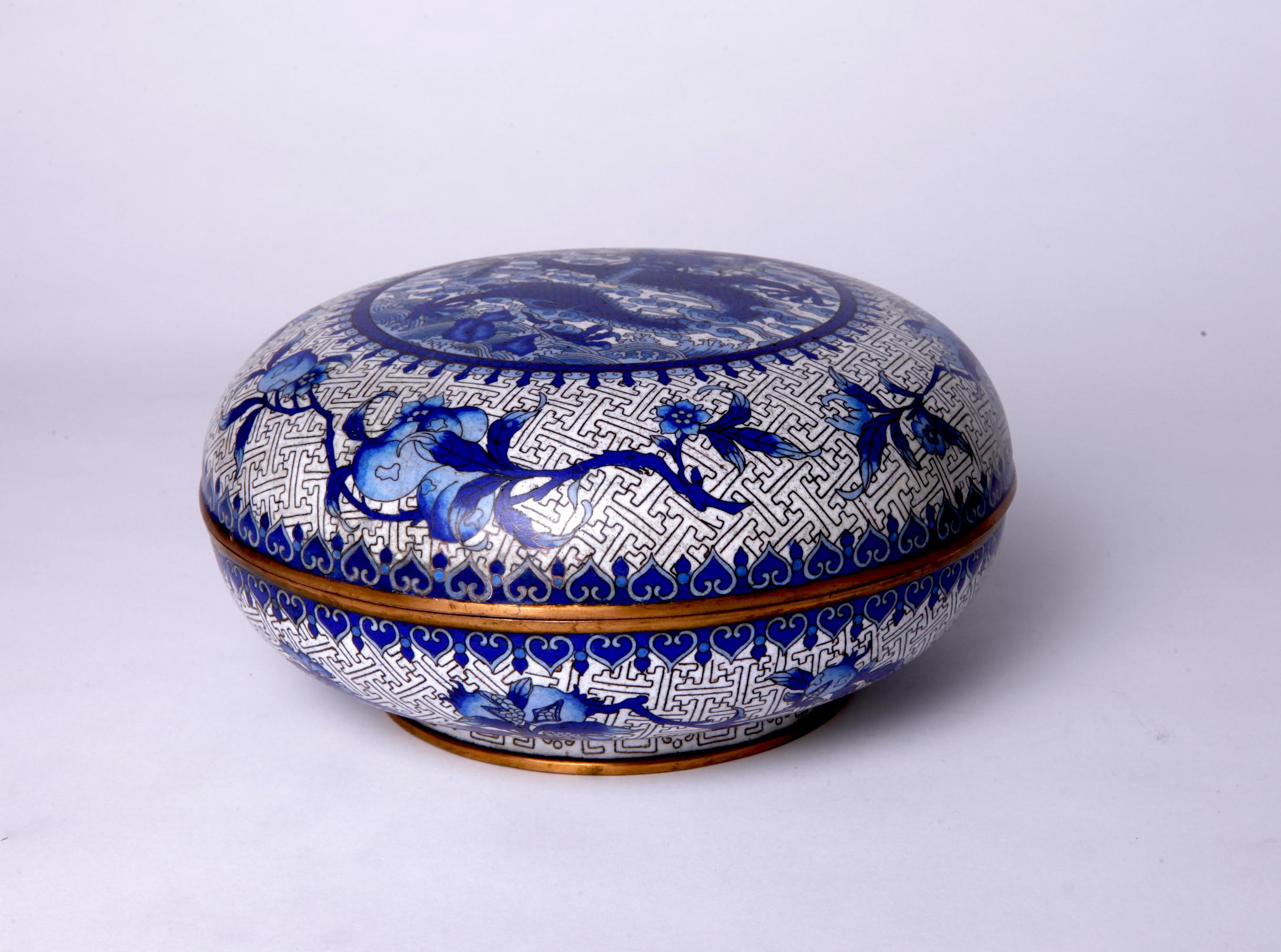 Chinese Cloisonne Enamel Blue and White Covered Box In Good Condition For Sale In New York, NY