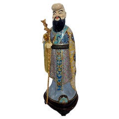 Una statuetta cinese in smalto cloisonné raffigurante una stella della longevità intagliata