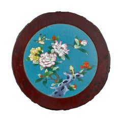 Ein chinesischer Cloisonné-Emailleinsatz auf einem runden geschnitzten Hartholzsockel