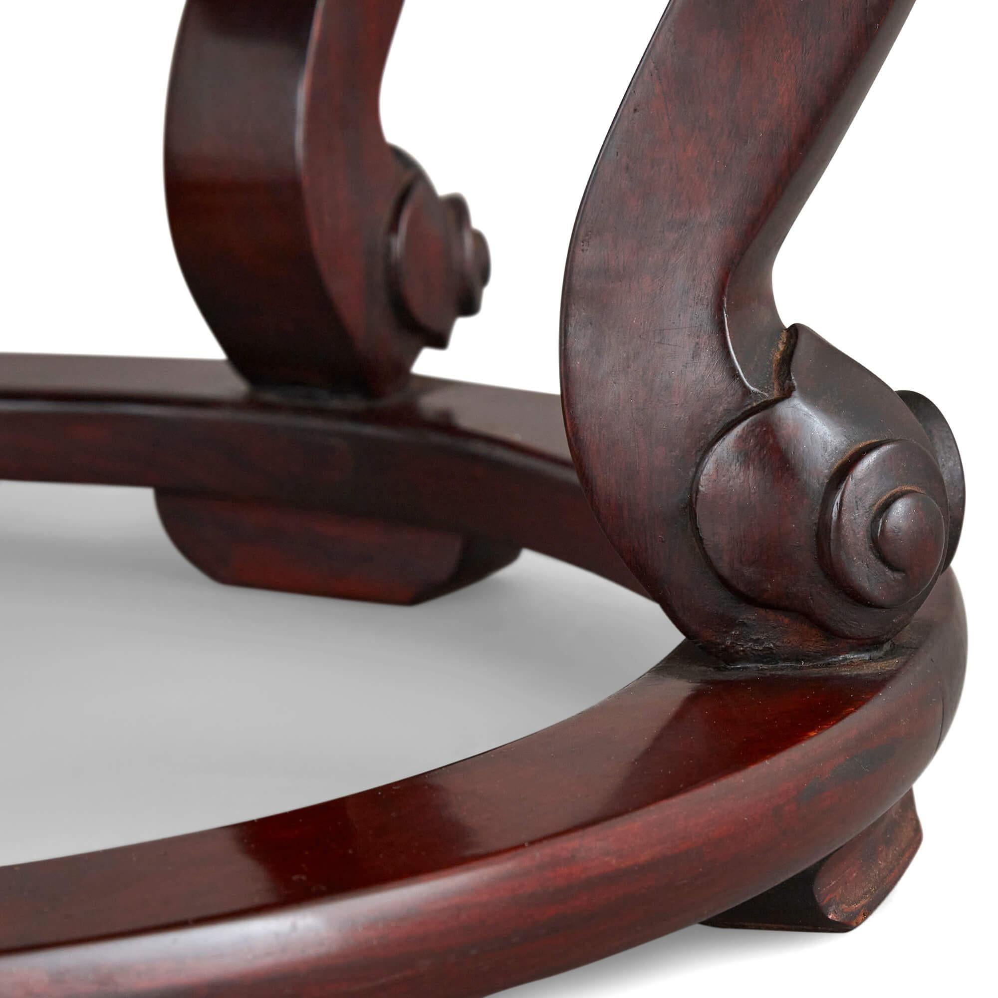 Cloisonné Un piédestal circulaire en bois dur sculpté et incrusté d'émail cloisonné chinois en vente