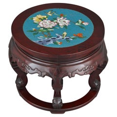 Pedestal circular de madera dura tallada con incrustaciones de esmalte cloisonné chino