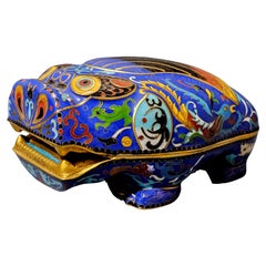 Una scatola cinese con coperchio a forma di drago Cloisonné