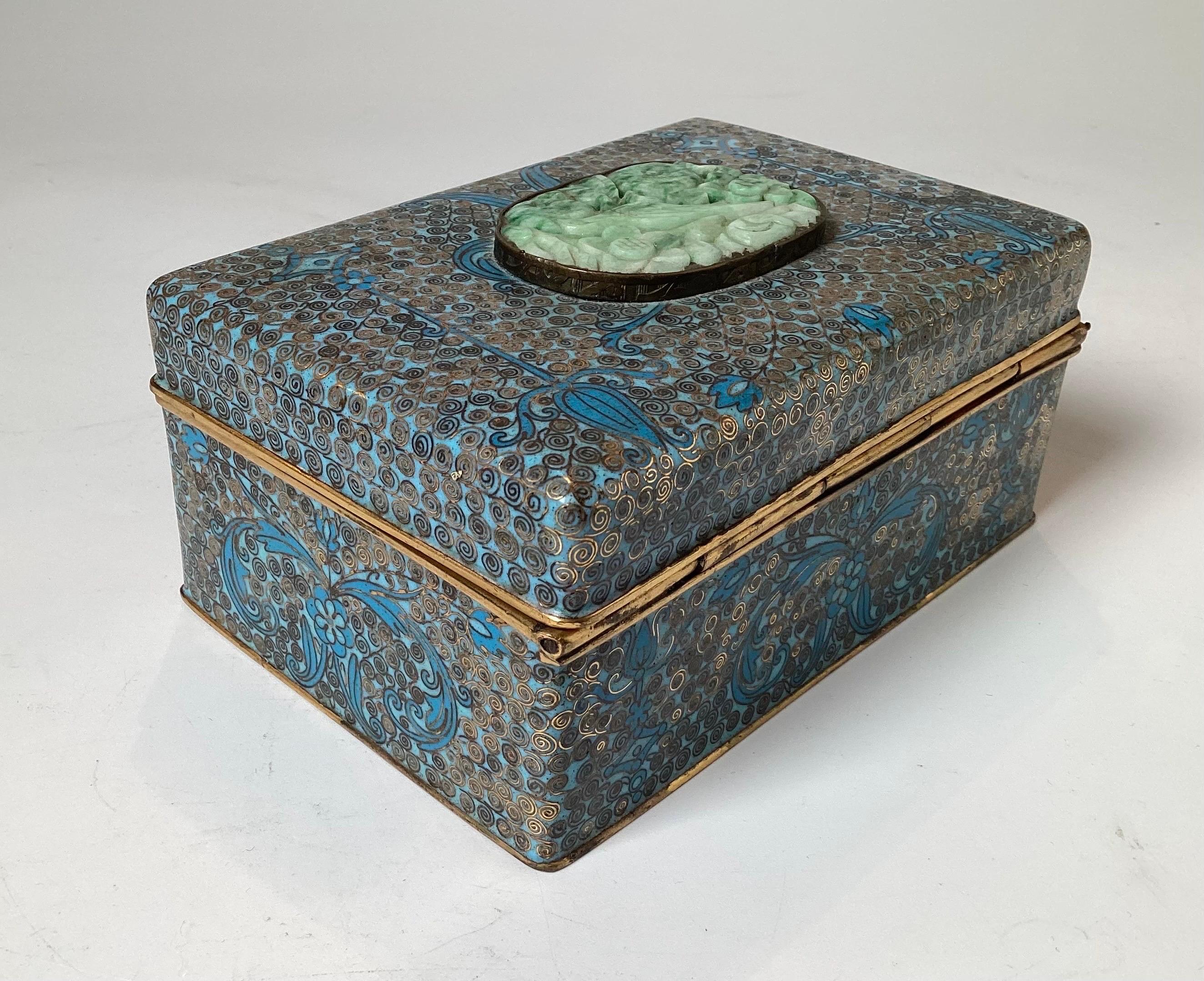 Boîte Cloissone chinoise avec plaque de jade sculptée, vers 1900 Bon état - En vente à Lambertville, NJ