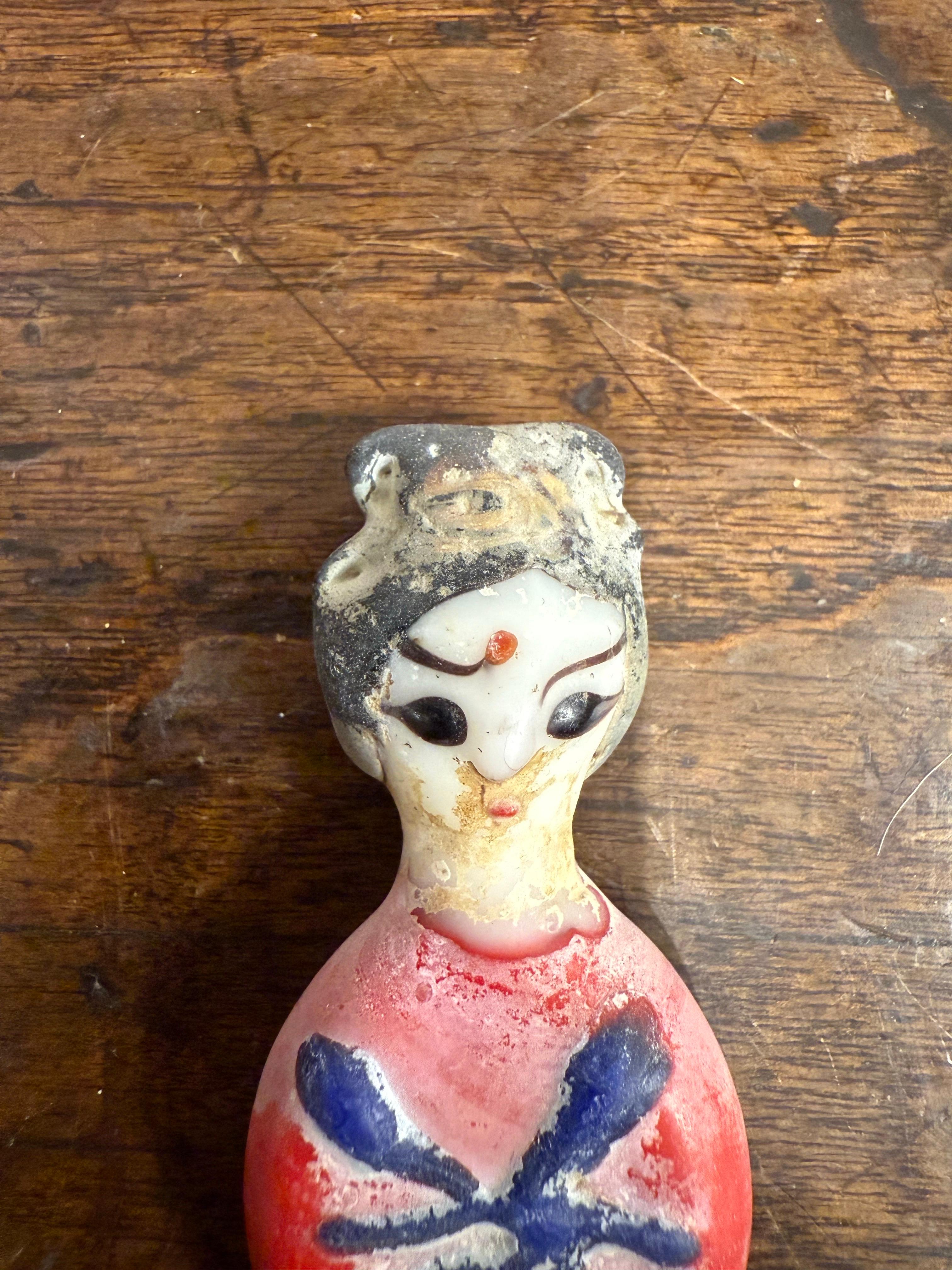 Servante de tombeau chinoise en verre coloré (Liuli), 19e siècle en vente 3