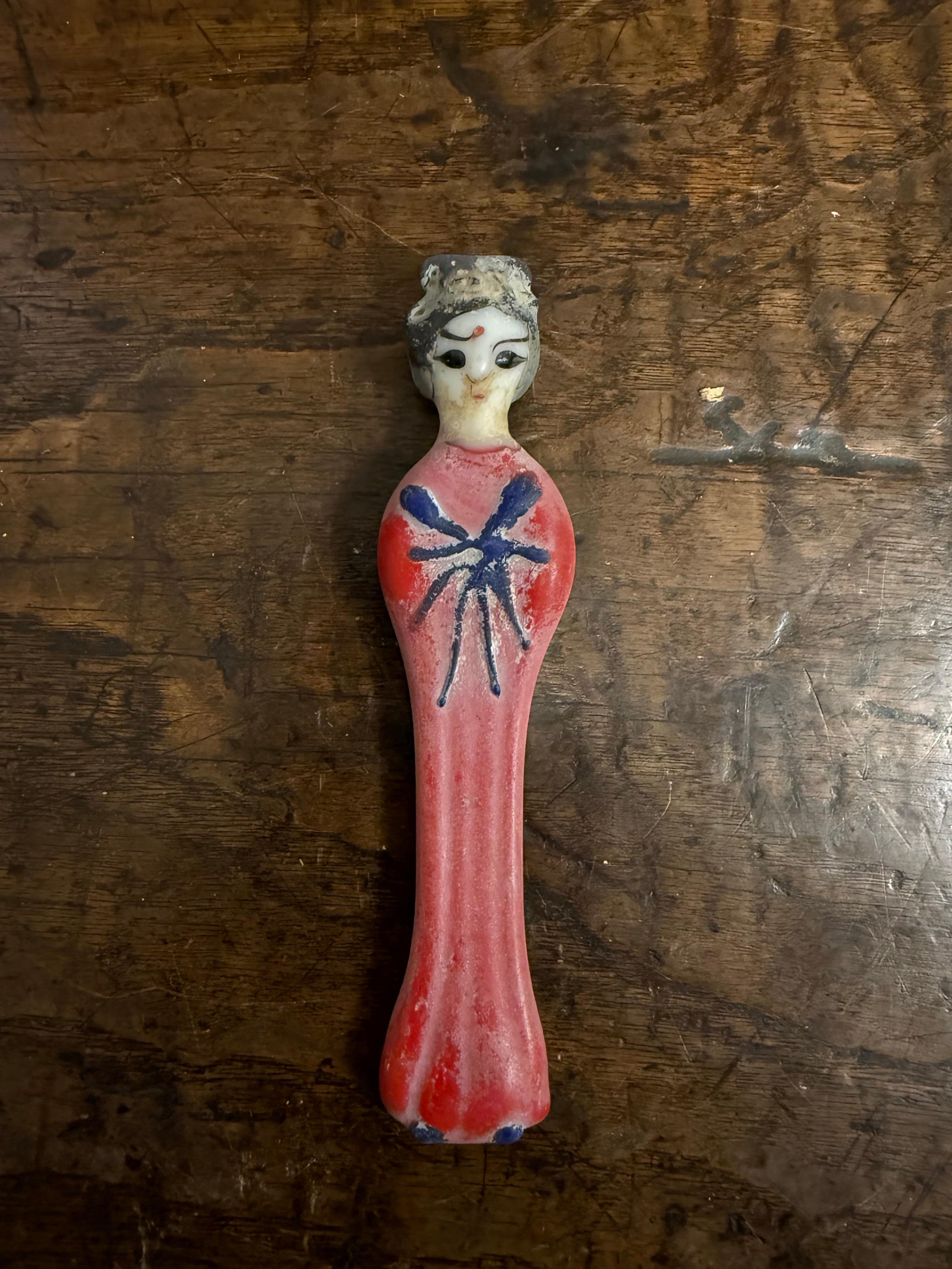 XIXe siècle Servante de tombeau chinoise en verre coloré (Liuli), 19e siècle en vente