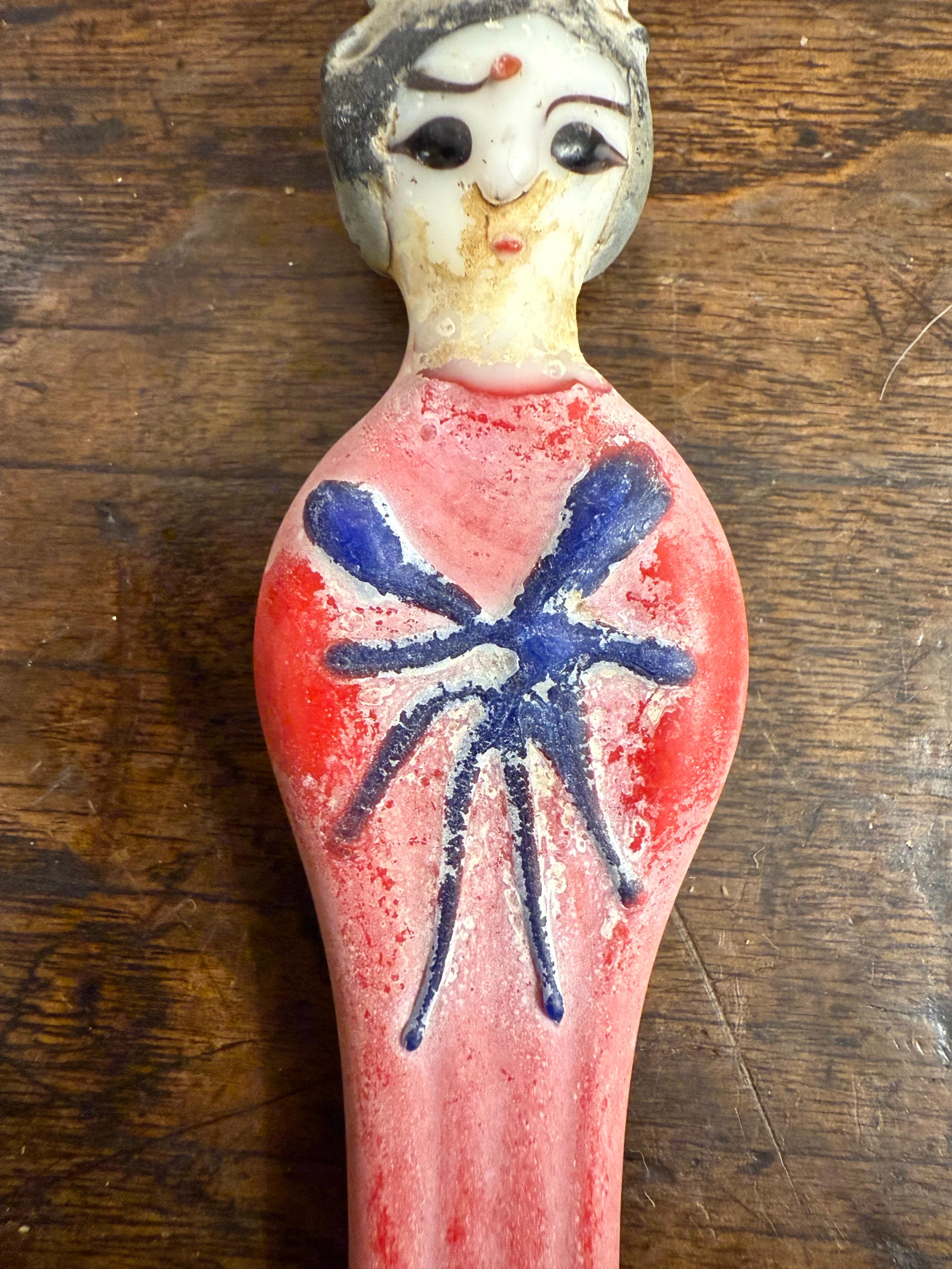 Verre Servante de tombeau chinoise en verre coloré (Liuli), 19e siècle en vente