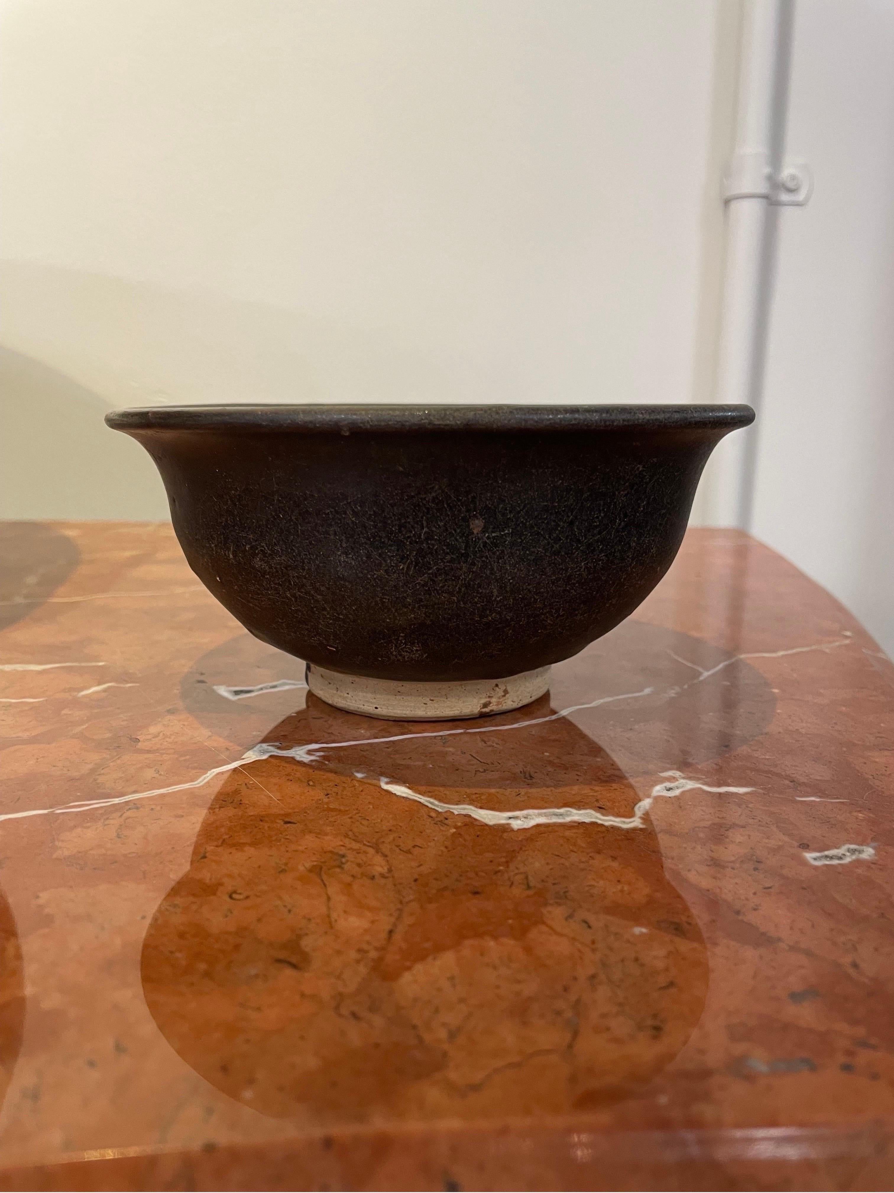 A Chinese Deep Brown Glazed Footed Bowl, 15th Century In Good Condition For Sale In ARMADALE, VIC