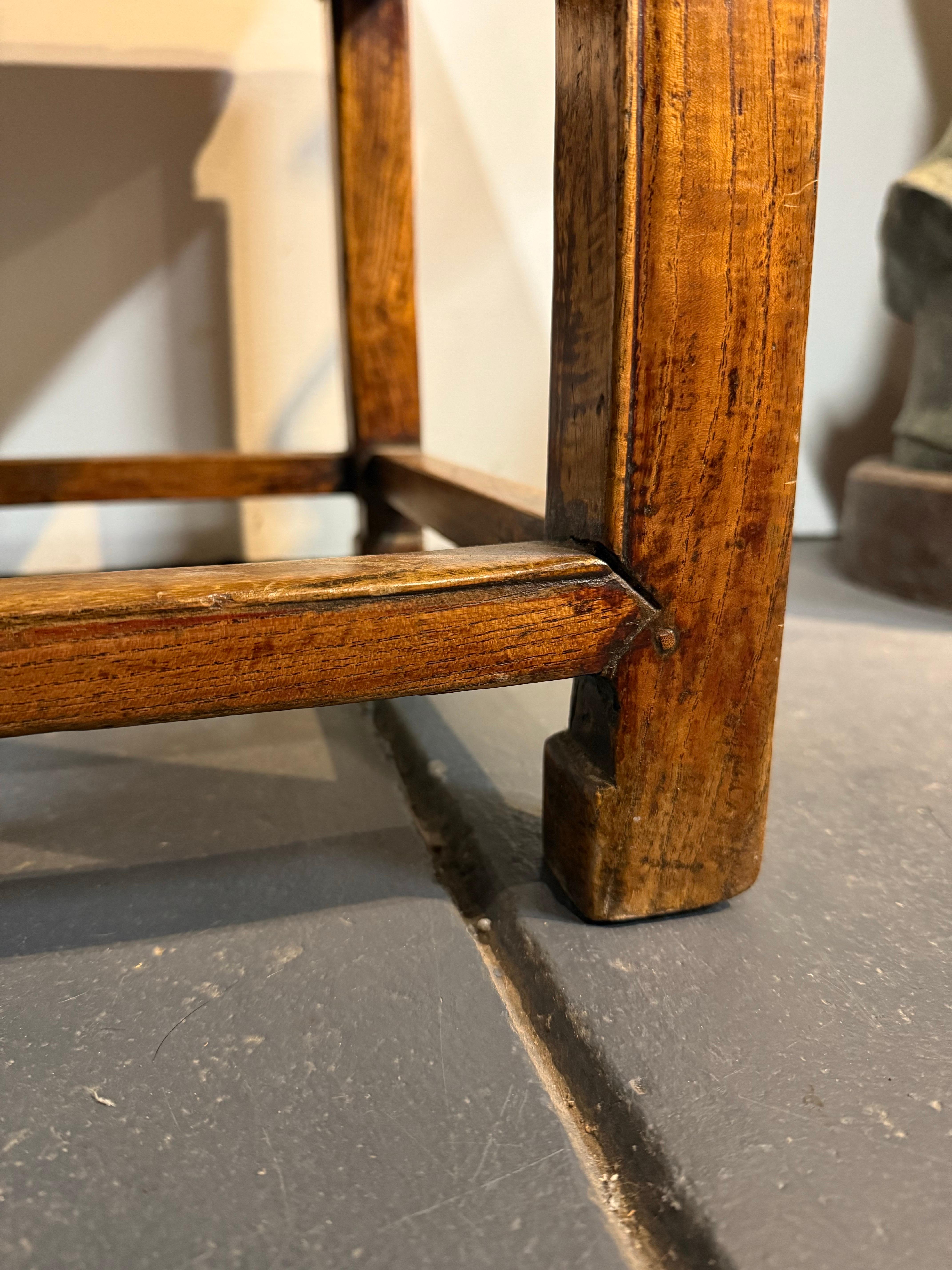 Table d'appoint / tabouret en orme de Chine, début du 20e siècle en vente 4