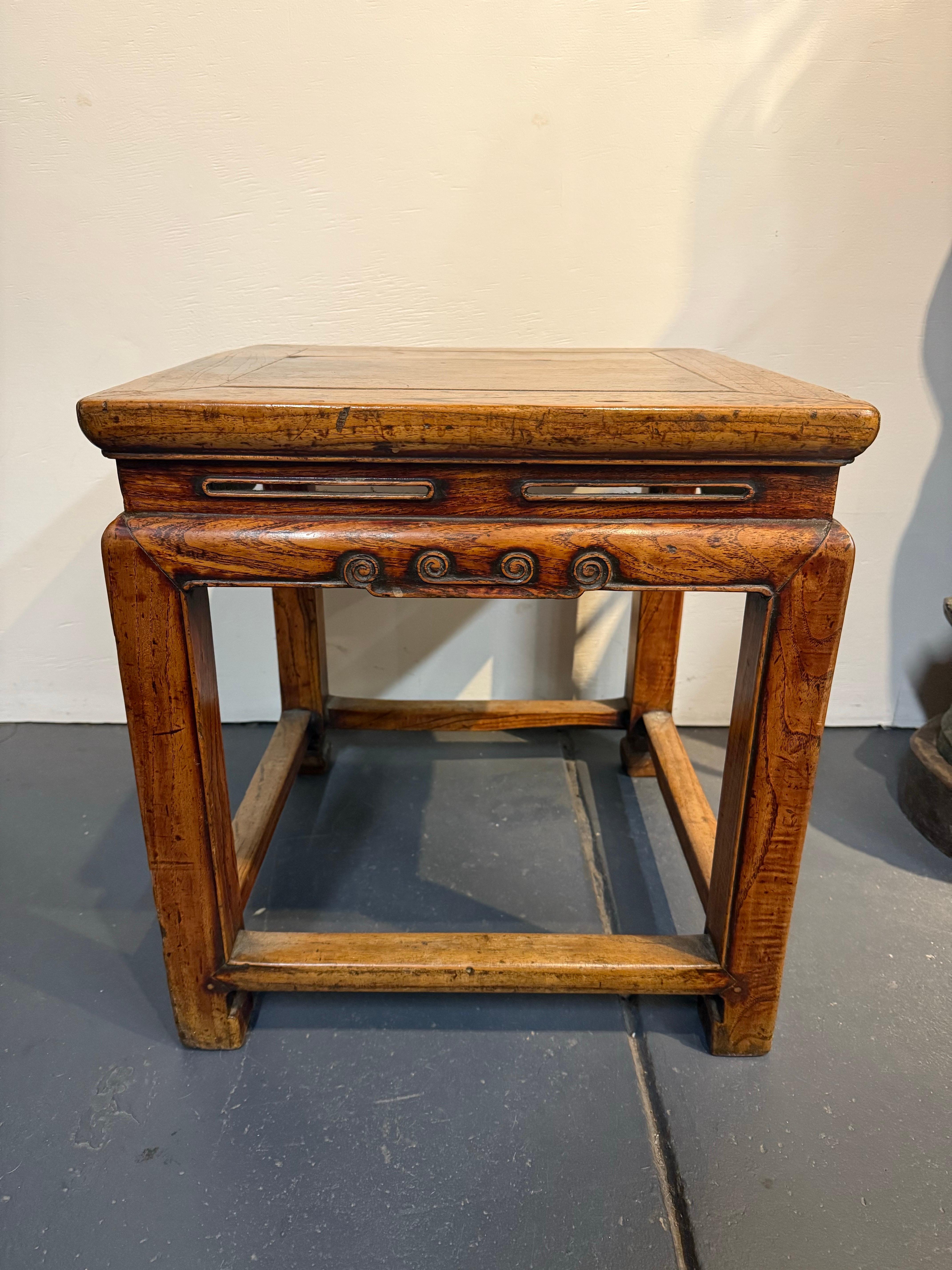 Table d'appoint / tabouret en orme de Chine, début du 20e siècle

Description :
Le plateau en planches est encadré et repose sur une base carrée, le tablier étant orné de volutes sculptées.

Provenance : Collection privée australienne.

Dimensions