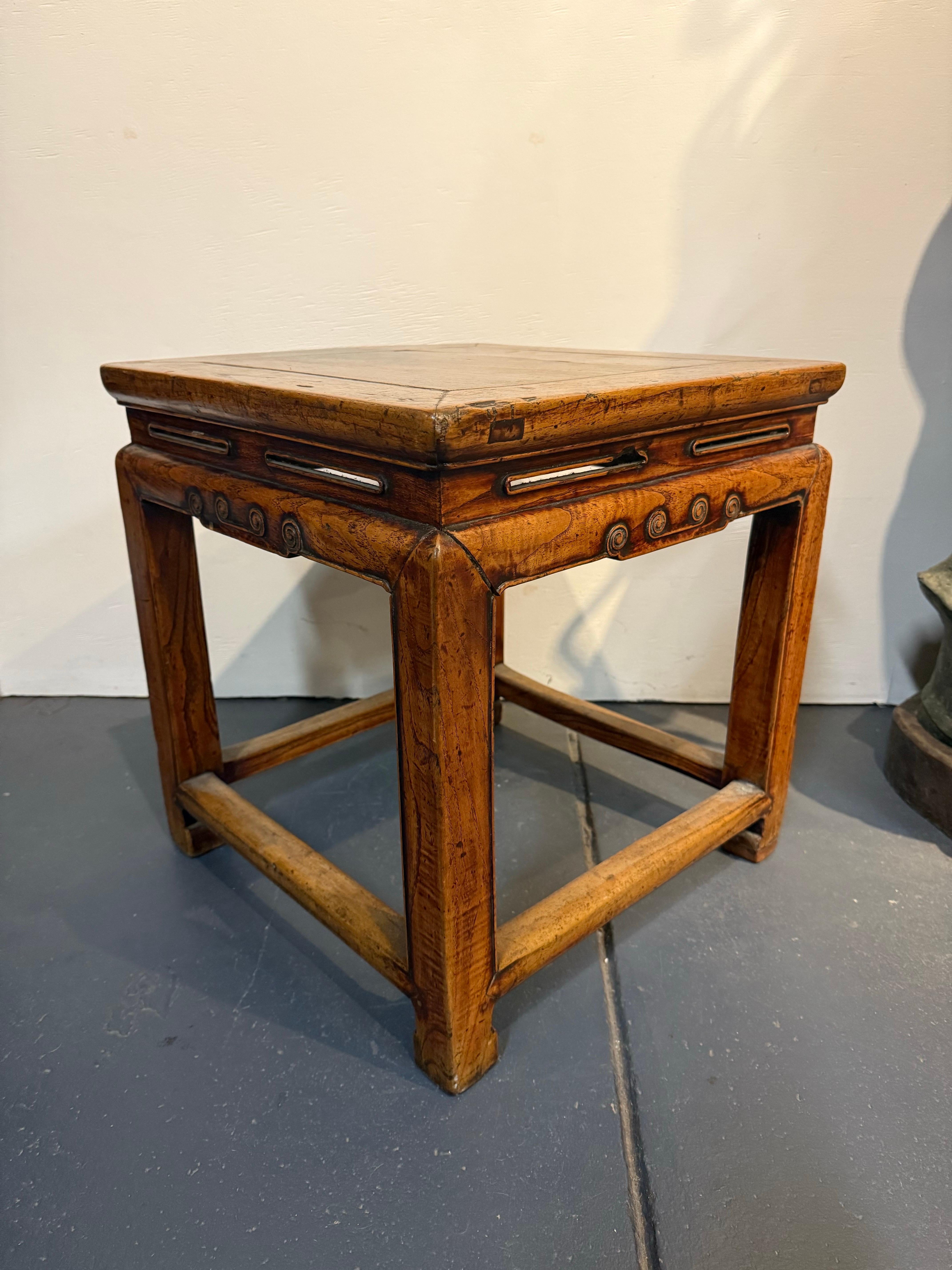 Chinois Table d'appoint / tabouret en orme de Chine, début du 20e siècle en vente