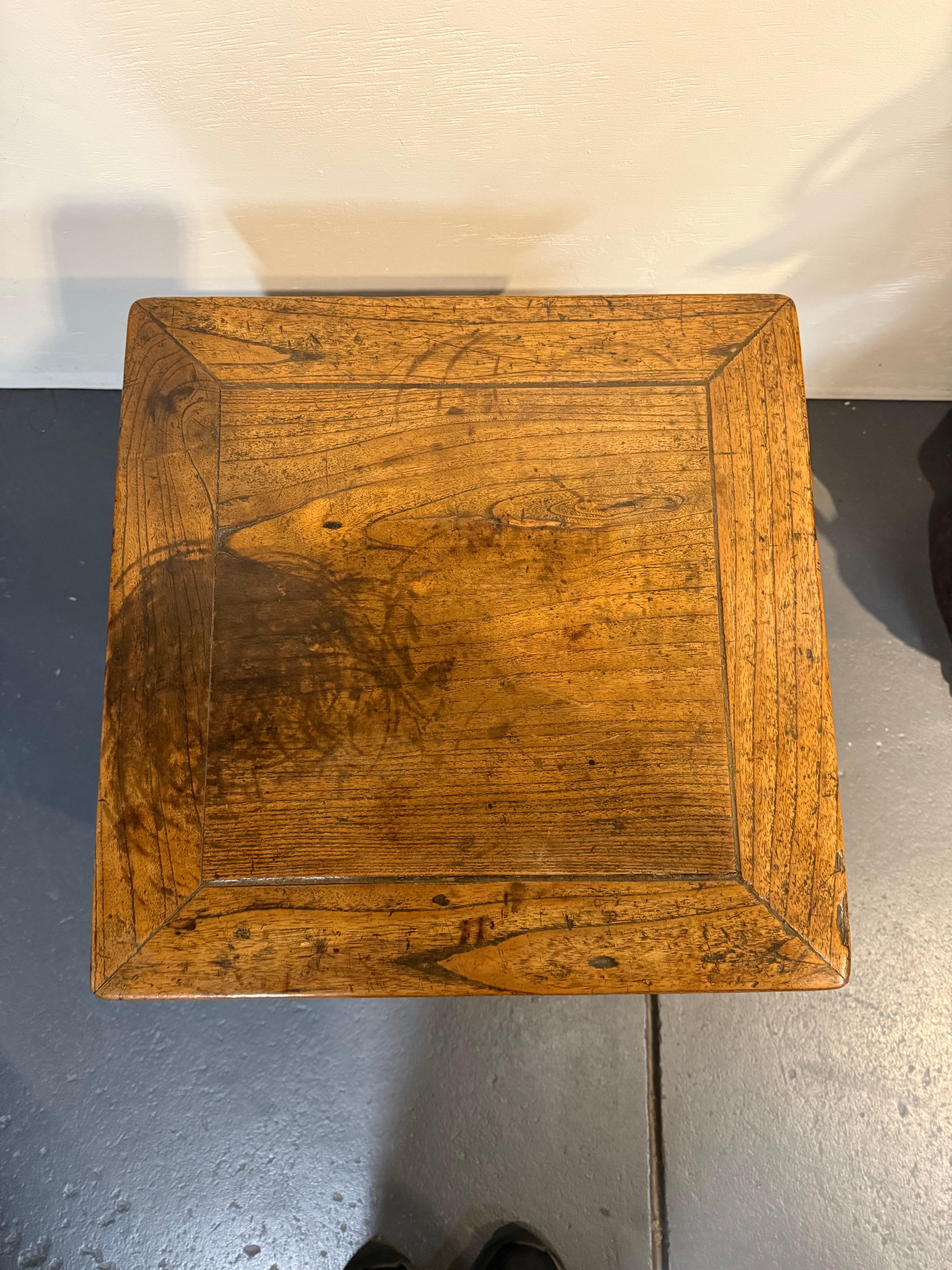 Sculpté à la main Table d'appoint / tabouret en orme de Chine, début du 20e siècle en vente