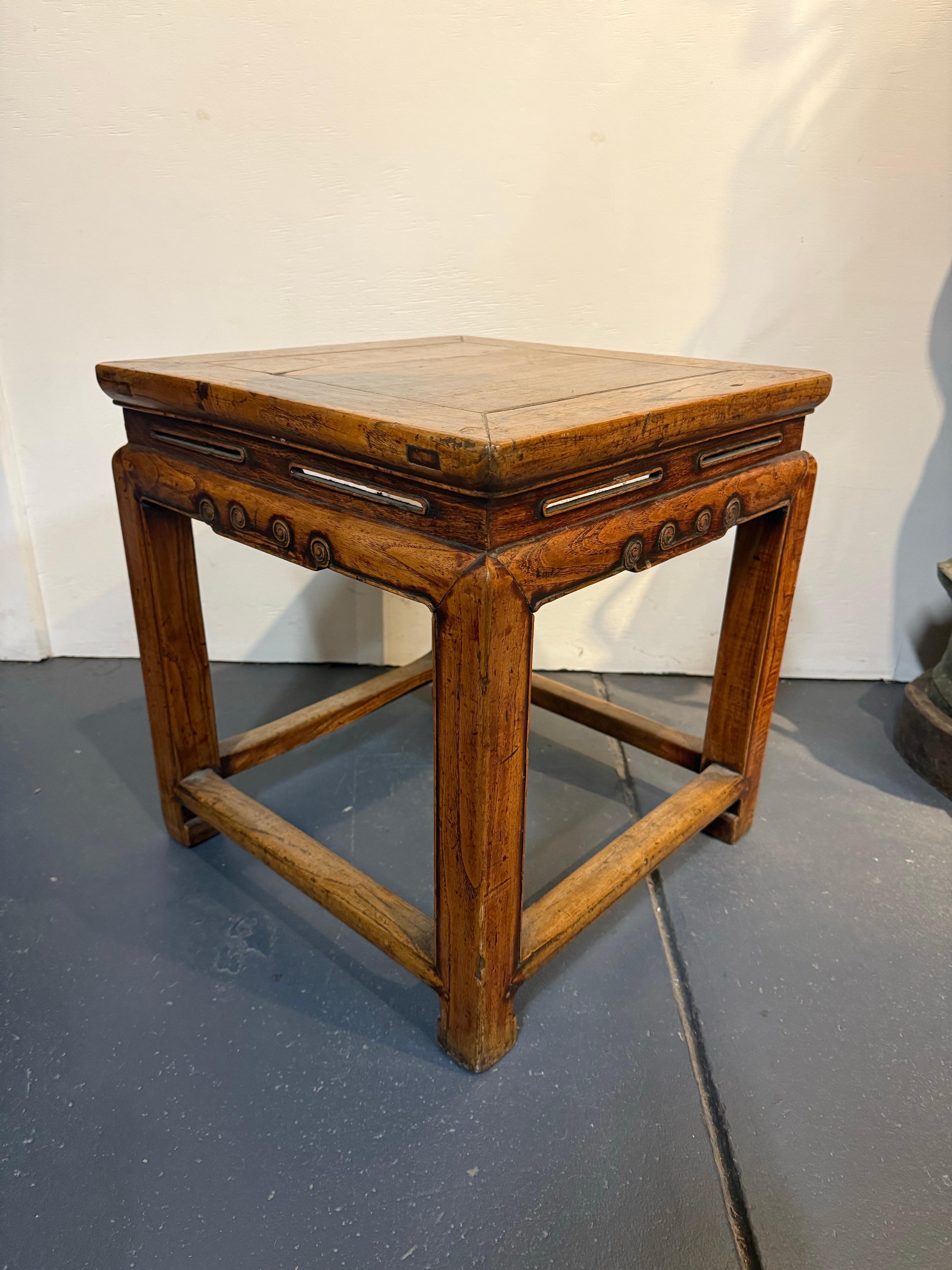 Table d'appoint / tabouret en orme de Chine, début du 20e siècle en vente 1