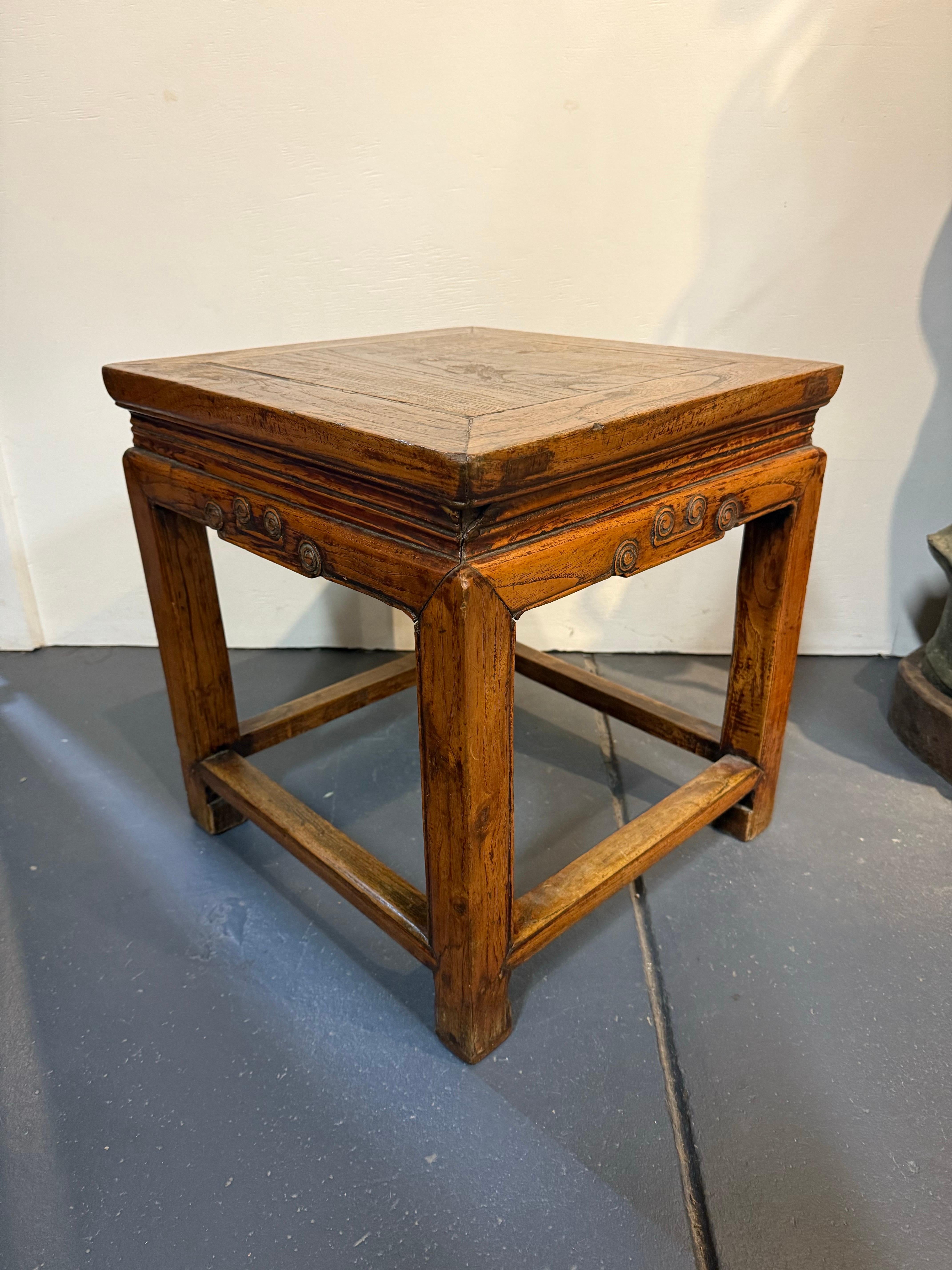 Table d'appoint / tabouret en orme de Chine, début du 20e siècle en vente 1