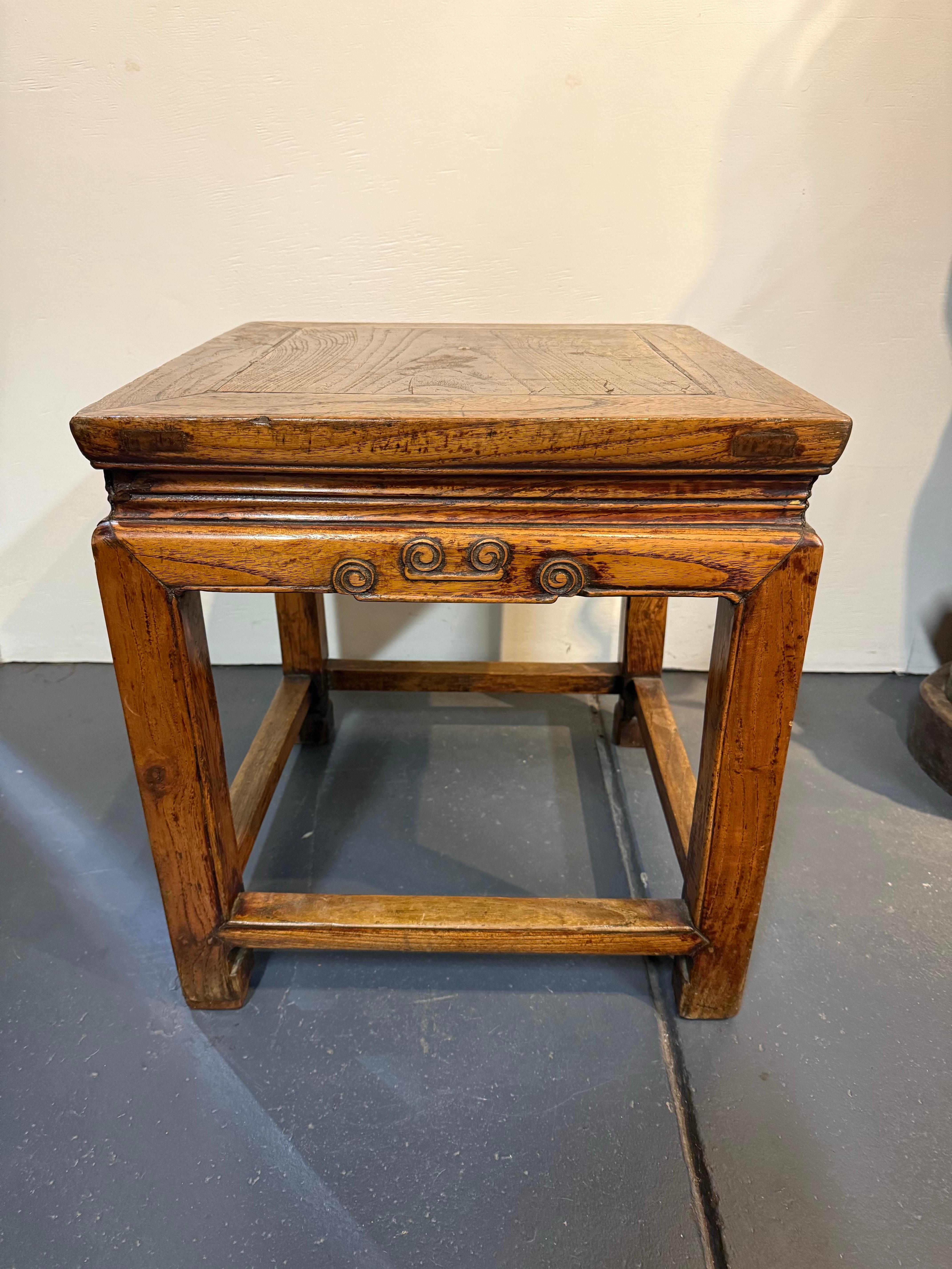 Table d'appoint / tabouret en orme de Chine, début du 20e siècle en vente 2