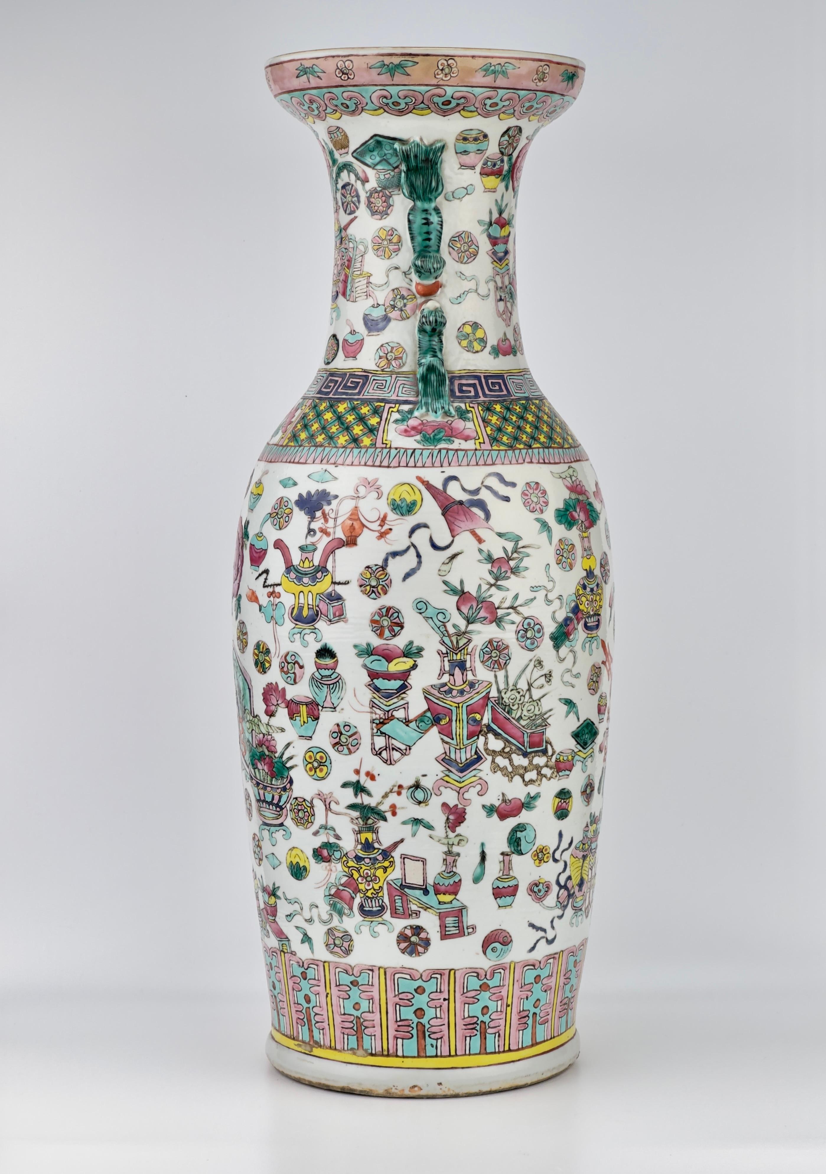 Chinese famille rose vase, decorated with 'One Hundred Antiquities' design, paired with Fu-lion handles. (Have two in pairs. If you would like to purchase as a set, please send me a message.)

Period: Qing Dynasty(19th century)
Type: Vase
Medium: