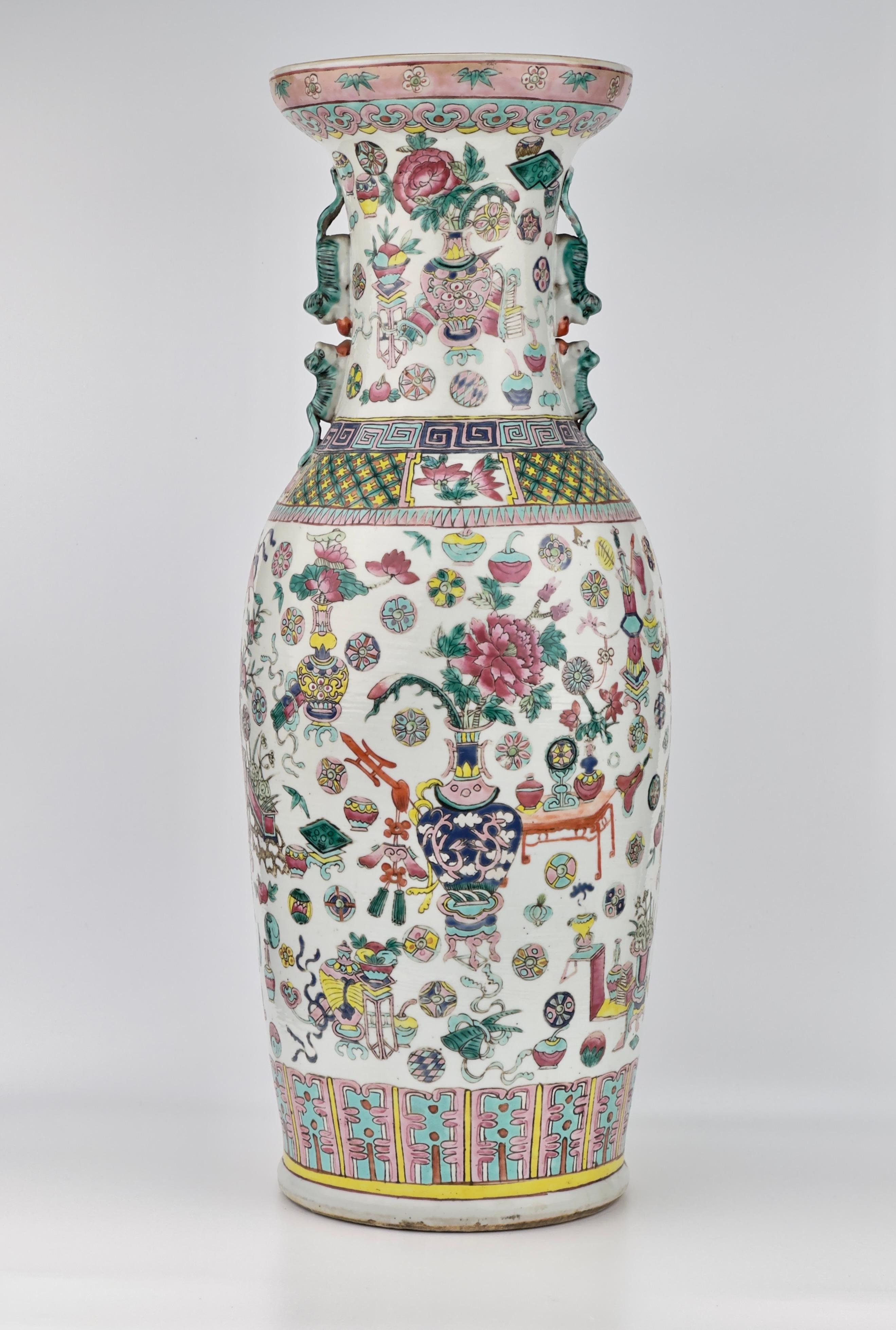A Large Chinese Enameled Famille Rose Vase, Qing Period, 19th century In Good Condition For Sale In seoul, KR