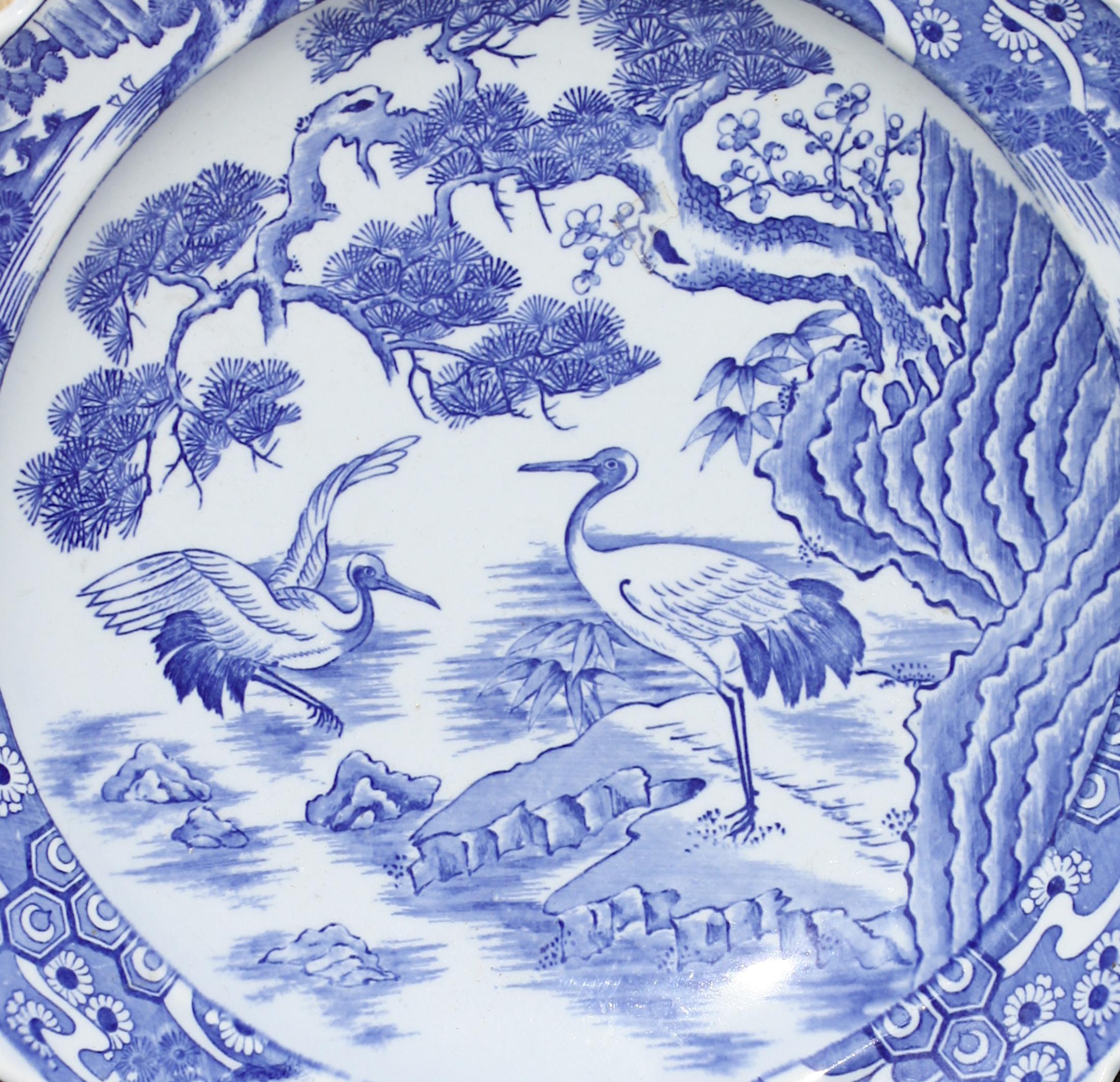 20ième siècle Assiette de présentation en « grues » bleues et blanches exportée de la dynastie Qing en vente