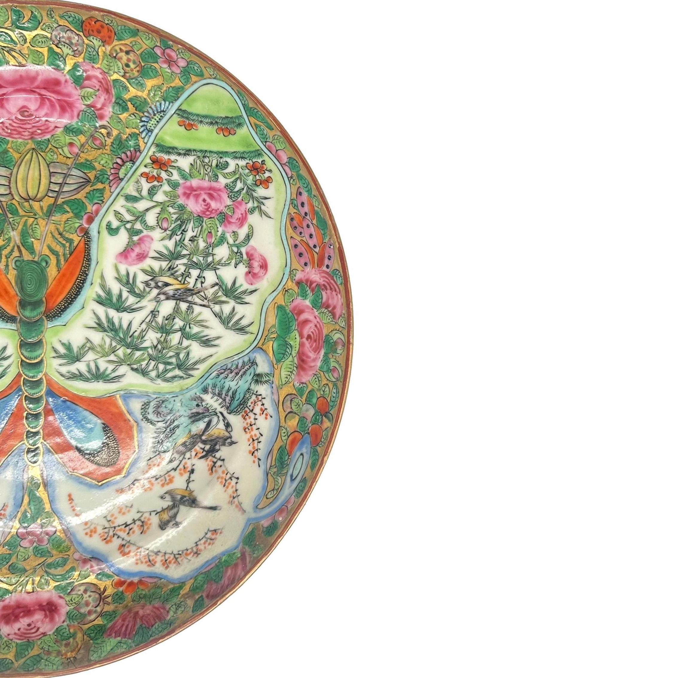 Eine sehr seltene chinesische Export Canton Famille Rose Teller, Mitte des neunzehnten Jahrhunderts, mit einem zentralen großen Schmetterling, seine Flügel bilden vier Rondelle, die vorderen Flügel mit einem Paar Vögel zwischen Bambus und floralen