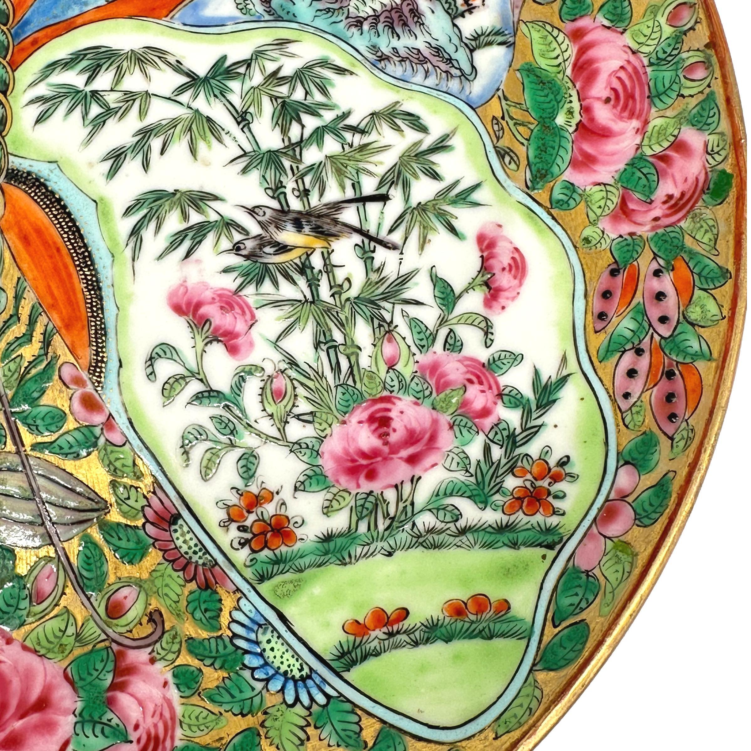 Ein chinesischer Export-Schmetterlingsteller der Famille Rose-Kanton-Familie, ca. 1860, seltenes Design. im Zustand „Gut“ in Banner Elk, NC
