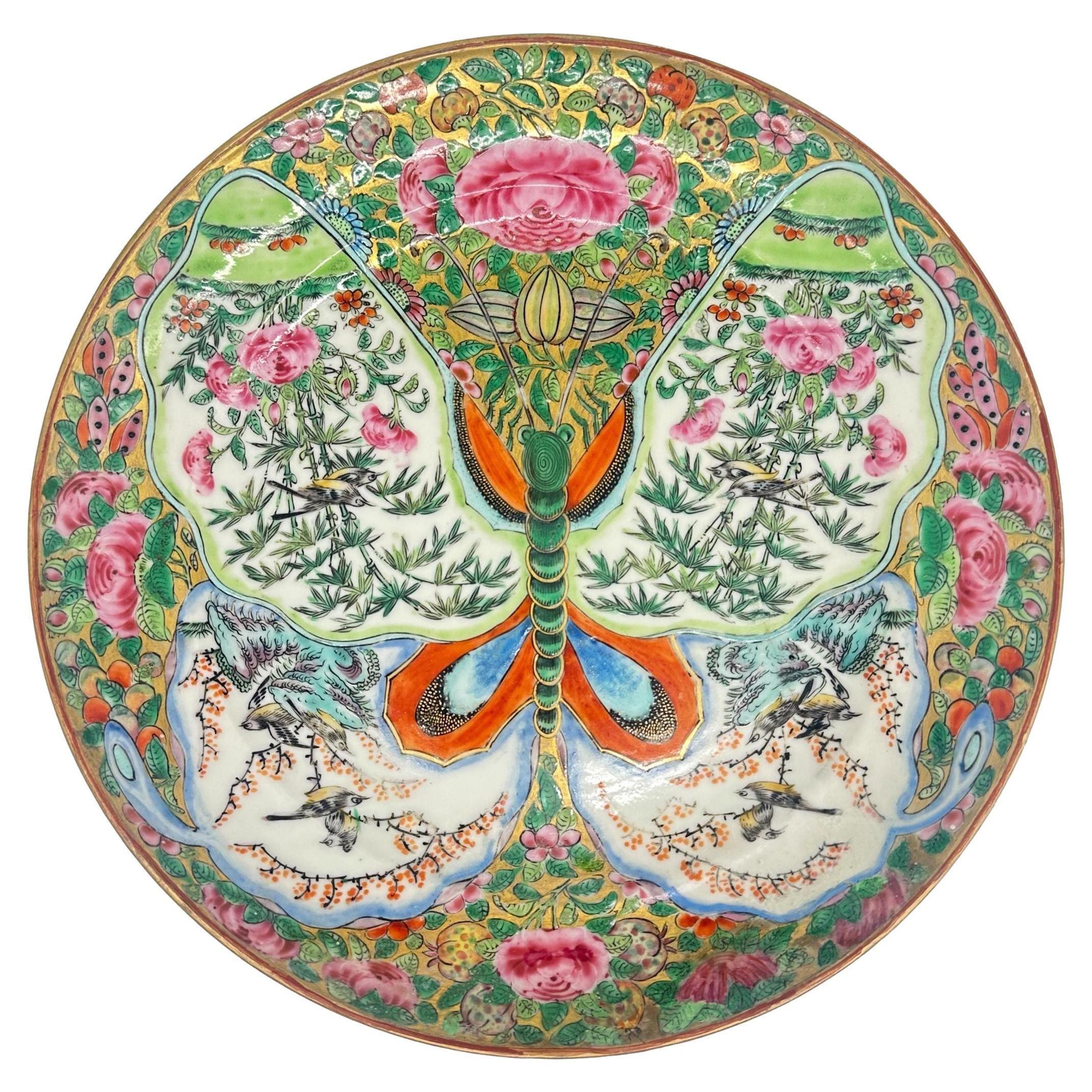 Ein chinesischer Export-Schmetterlingsteller der Famille Rose-Kanton-Familie, ca. 1860, seltenes Design.