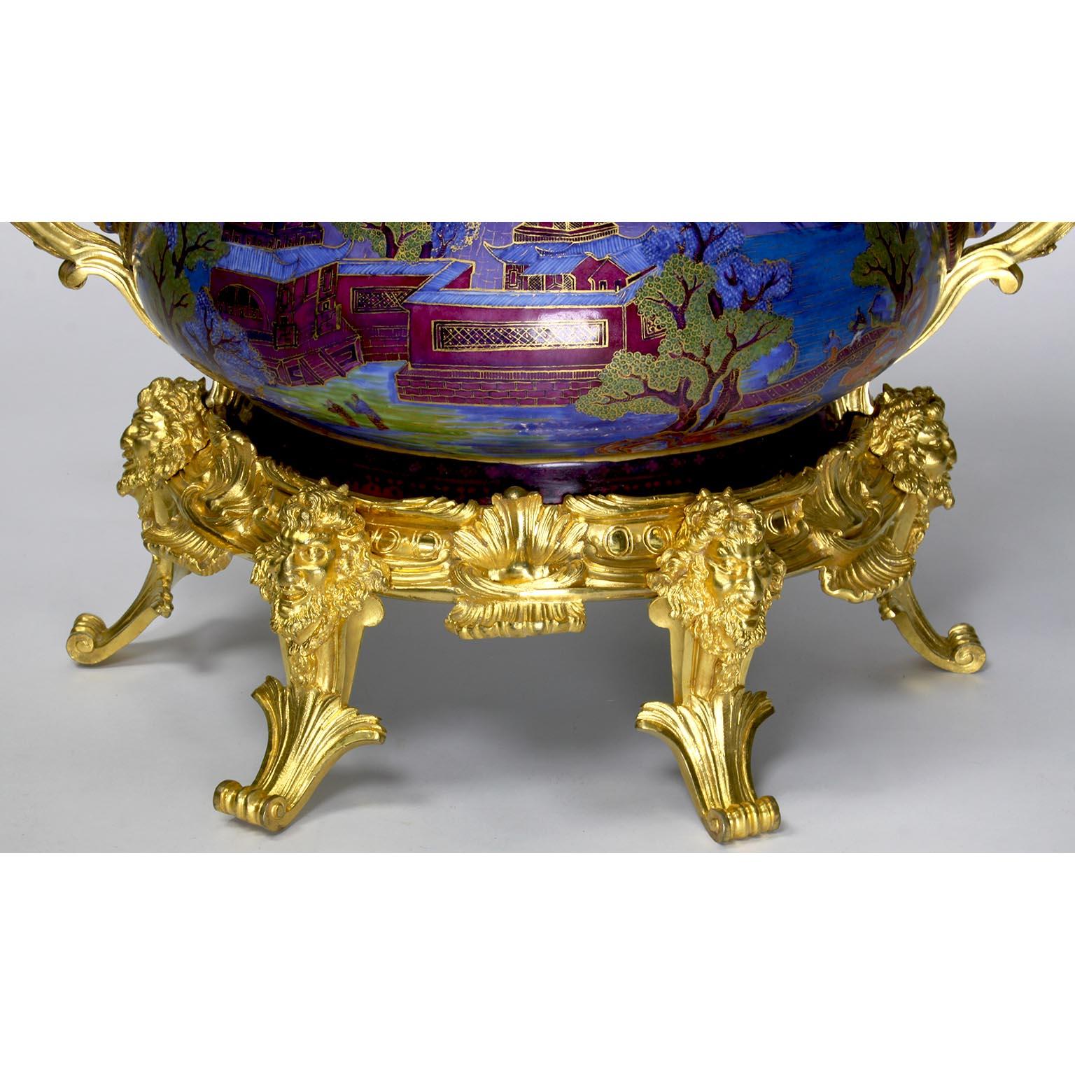 Doré Centre de table chinois d'exportation en porcelaine Famille Verte et ormolu français de Chinoiserie en vente