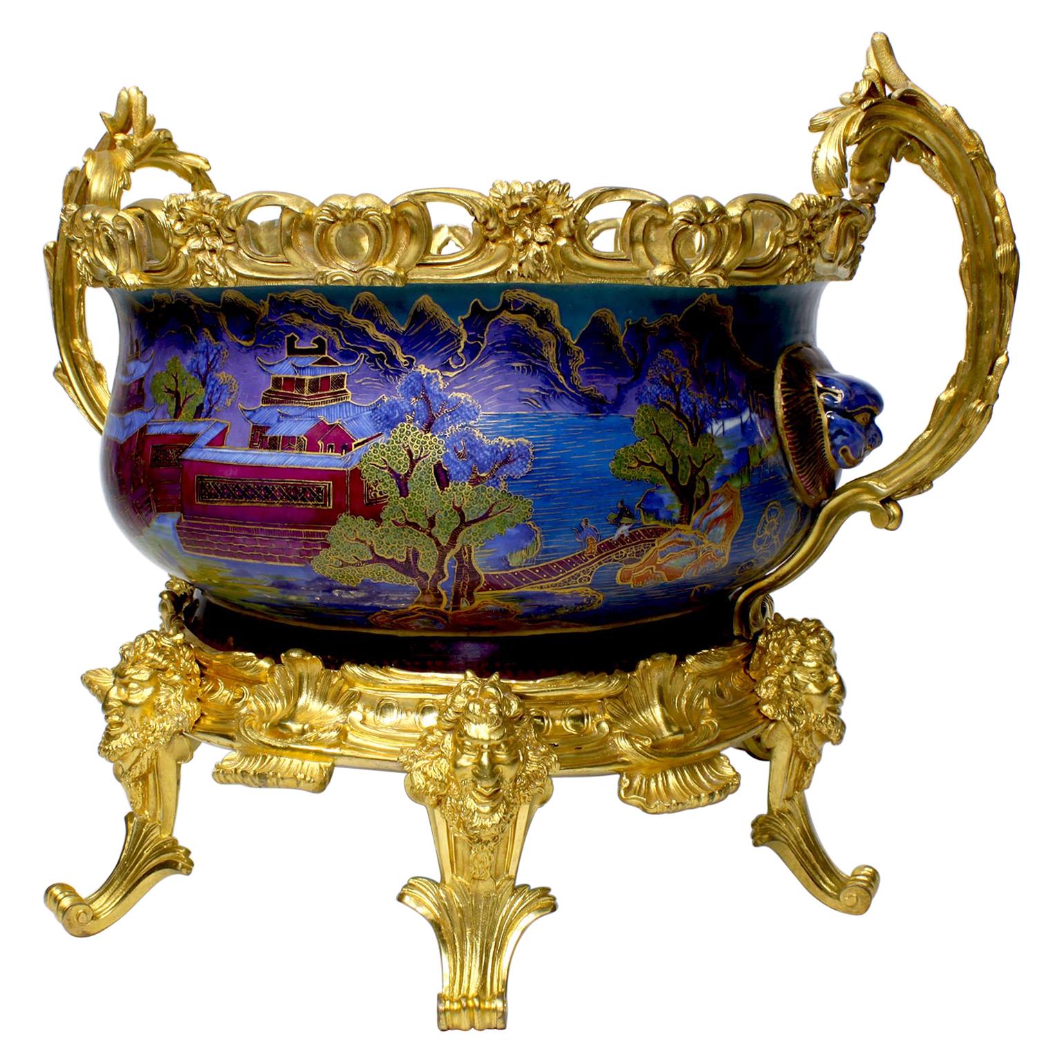 Centre de table chinois d'exportation en porcelaine Famille Verte et ormolu français de Chinoiserie