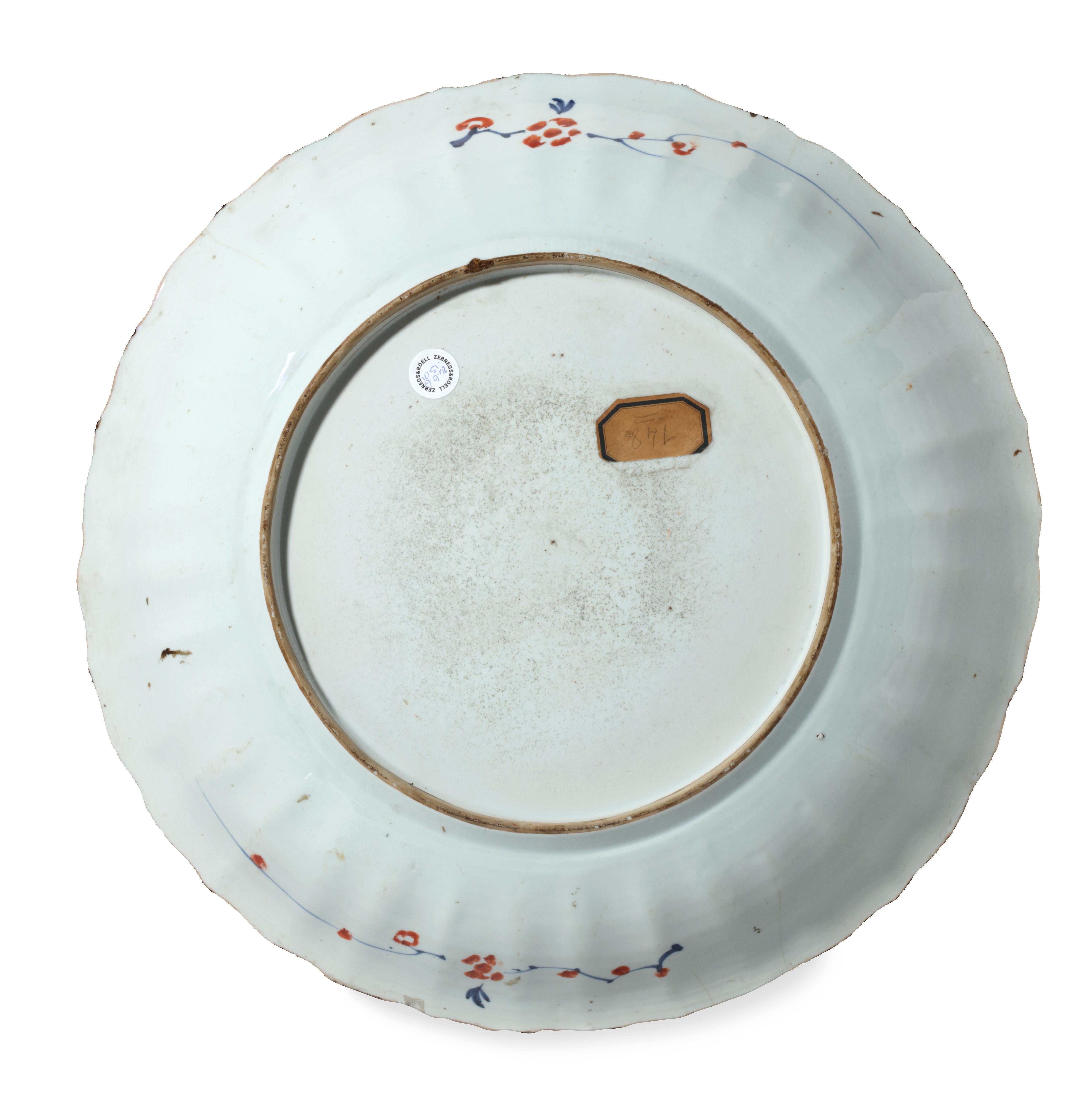 Periodo Kangxi, hacia 1700-1710

Diám. 38,4 cm

Entre 1700 y 1720, los holandeses encargaron en China tres estilos de estos platos llamados provincieborden o 