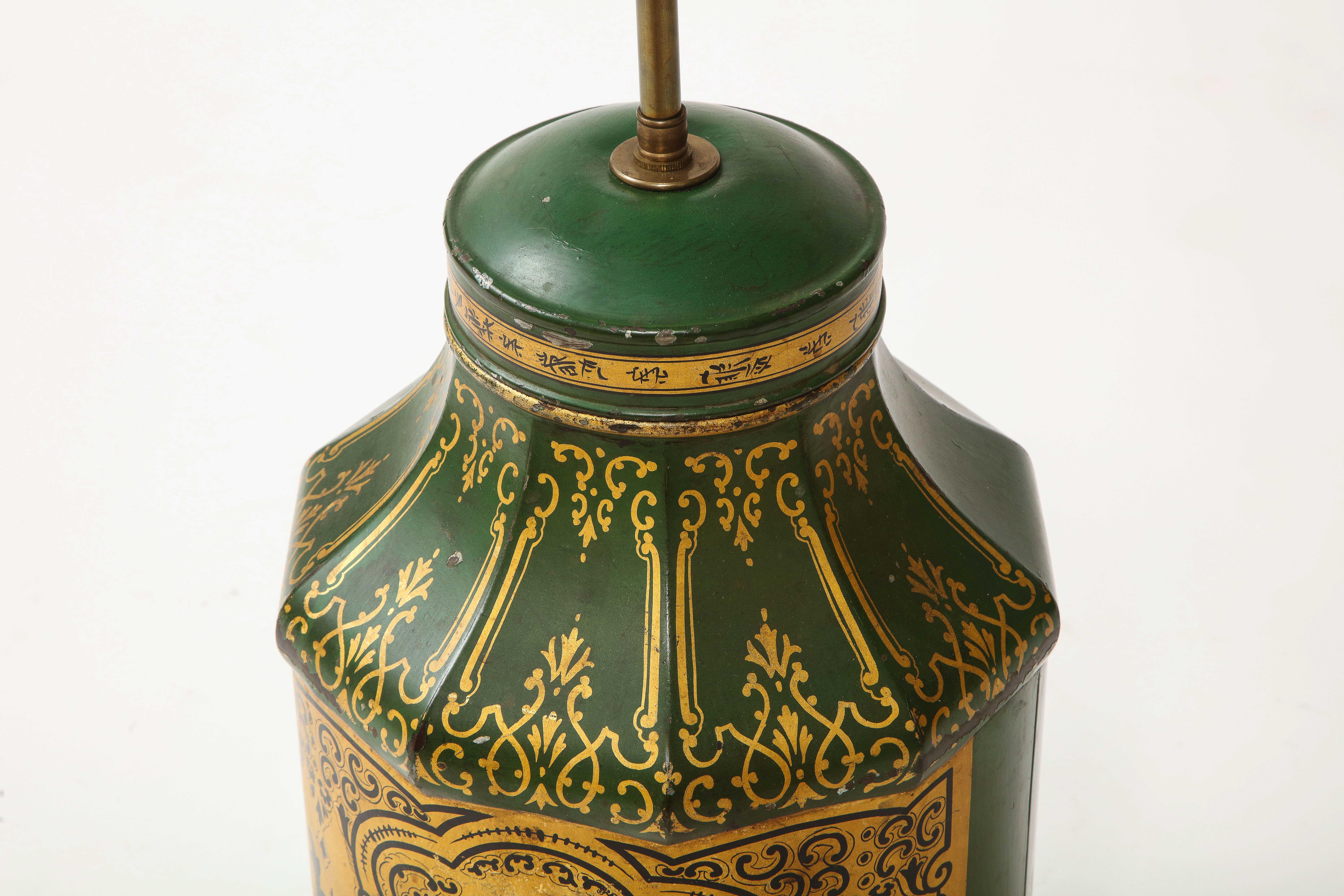 Chinese Export Green Painted and Gilt Tôle Tea Canister Lamp In Good Condition For Sale In New York, NY