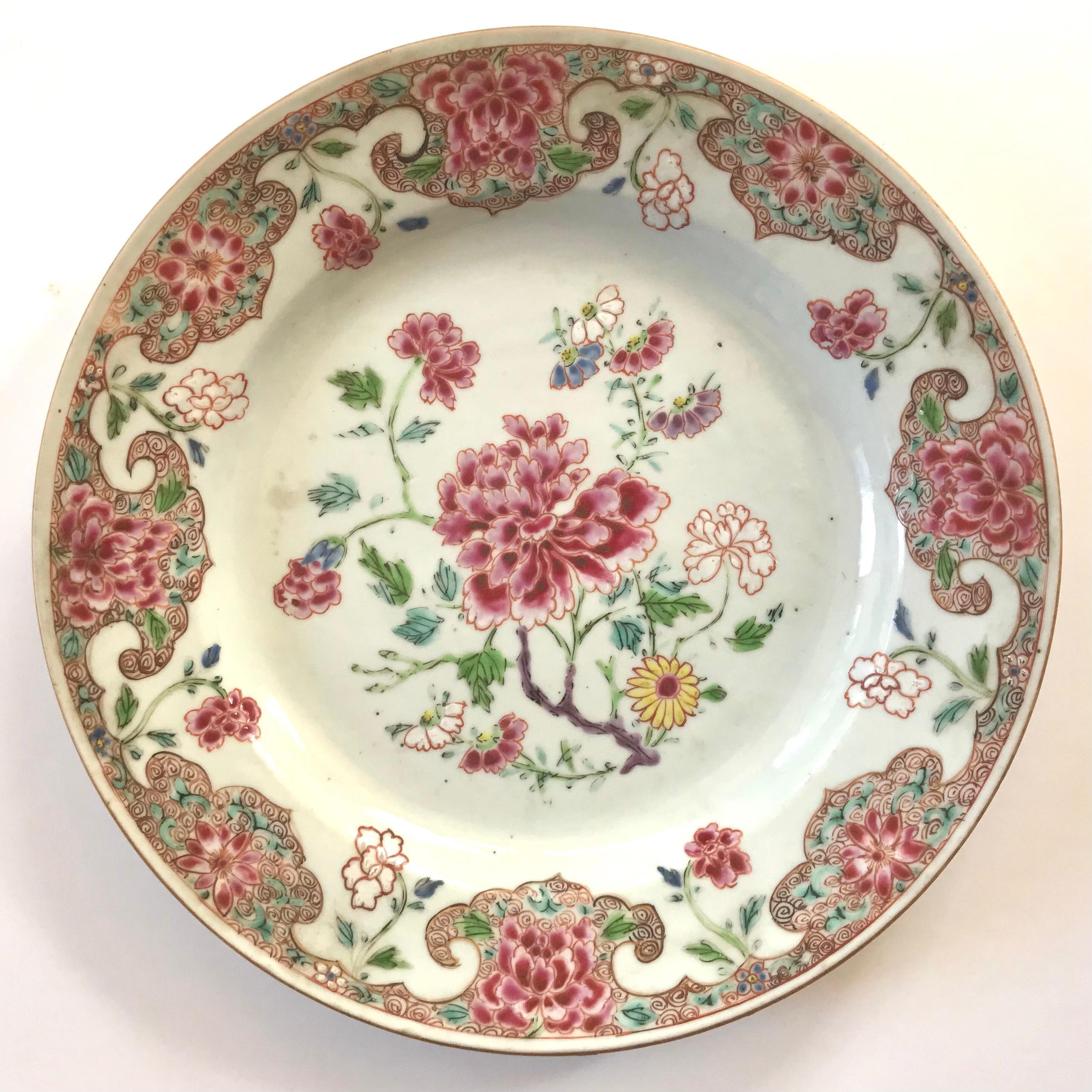 A Chinese famille rose plate. Yongzheng period
Decorated in the famille rose palette with peonies and other flowers.

Country: China
Period : Yongzheng (1723-1735)
Material: Porcelain
Dimension: 9 in. (23 cm)

Condition. Excellent and ready to hang