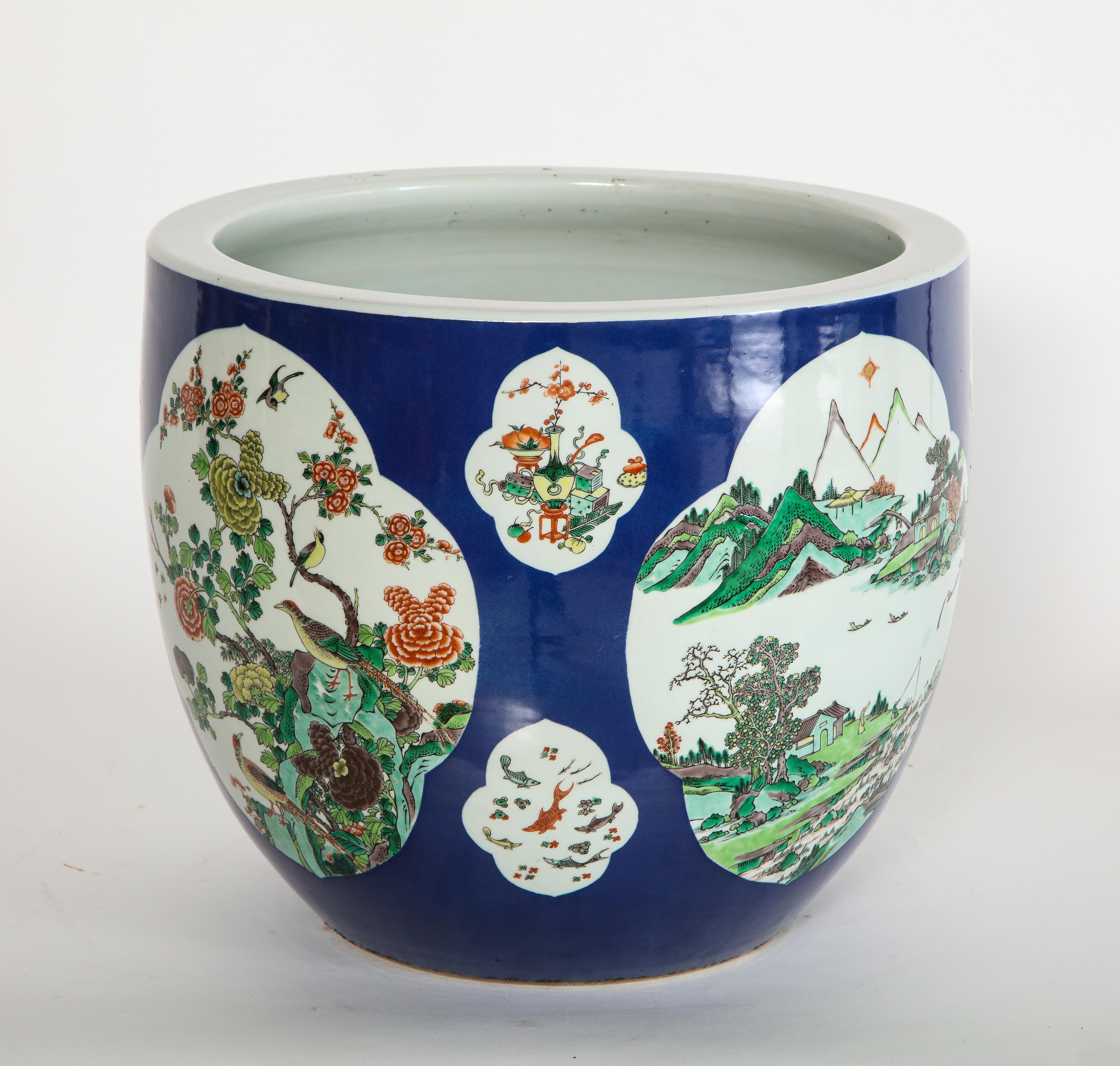 Metà XIX secolo Vaso cinese Famille Vert a fondo blu con cartigli multipli da paesaggio in vendita