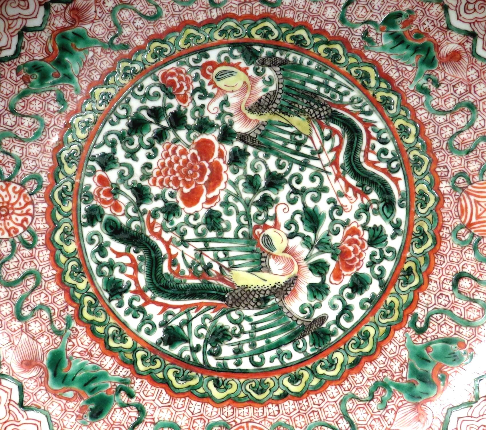 Qing Assiette de présentation en porcelaine émaillée Famille Verte de Chine, période Kangxi (1662-1722) en vente