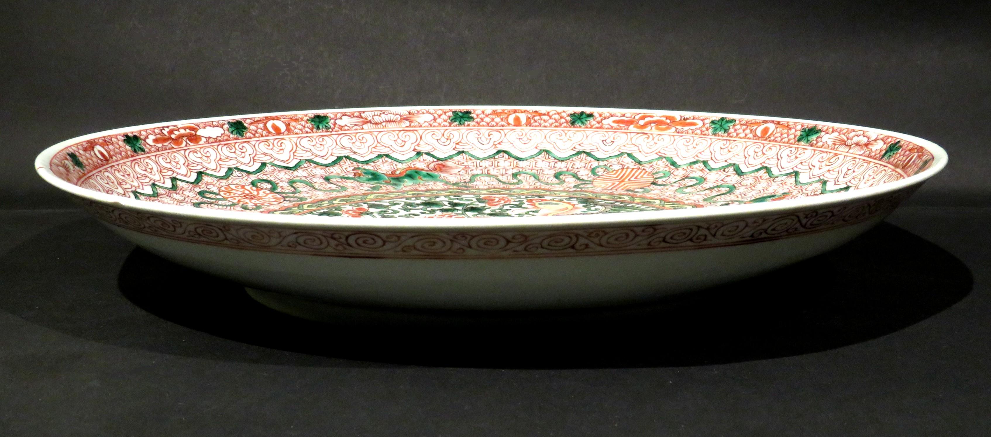 Émaillé Assiette de présentation en porcelaine émaillée Famille Verte de Chine, période Kangxi (1662-1722) en vente