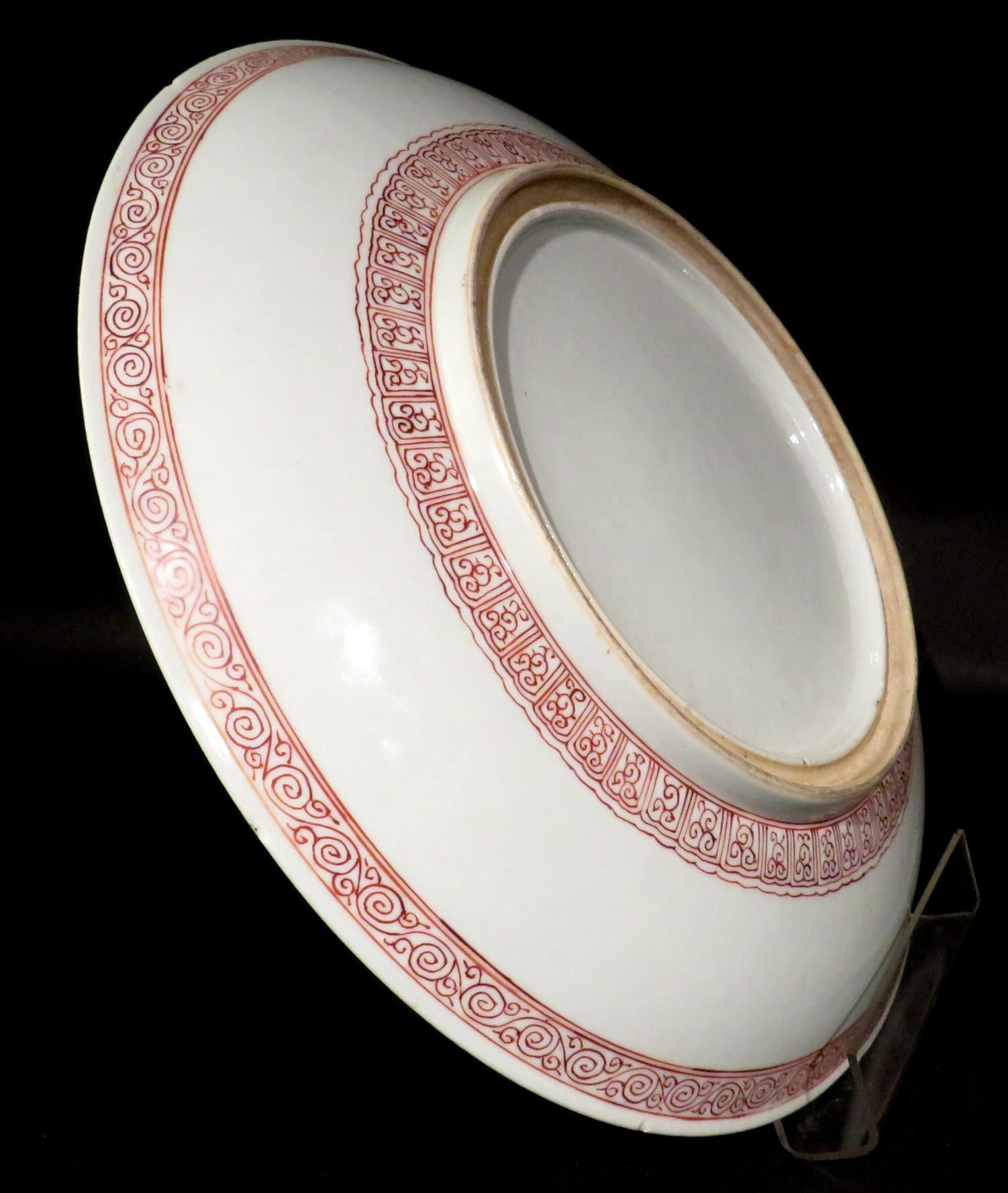 Fin du XVIIe siècle Assiette de présentation en porcelaine émaillée Famille Verte de Chine, période Kangxi (1662-1722) en vente