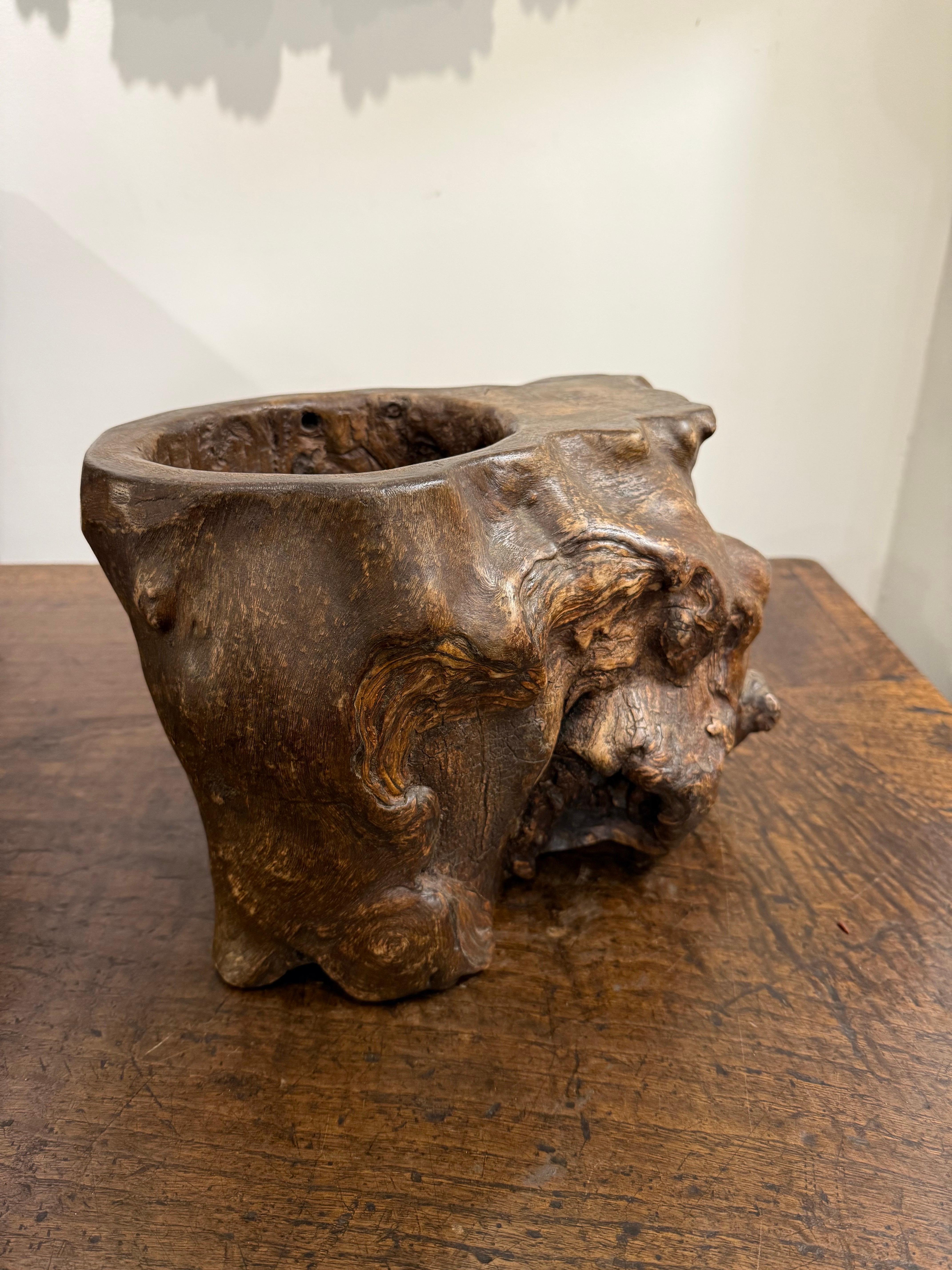 Chinois Pot à pinceau chinois à racines noueuses, 19e siècle en vente