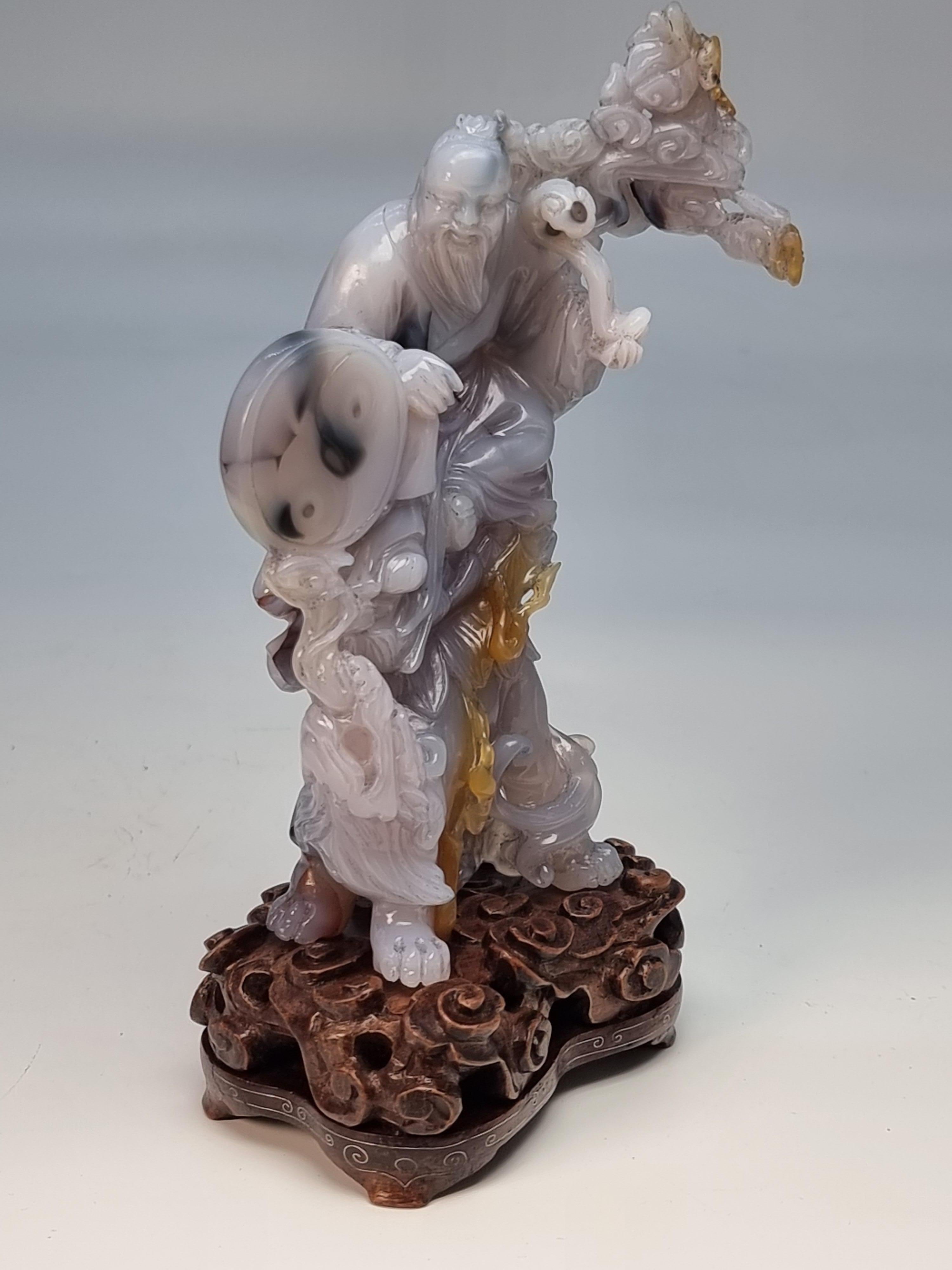 Groupe de figurines chinoises en agate sculptées à la main sur un stand, vers 1930 en vente 2
