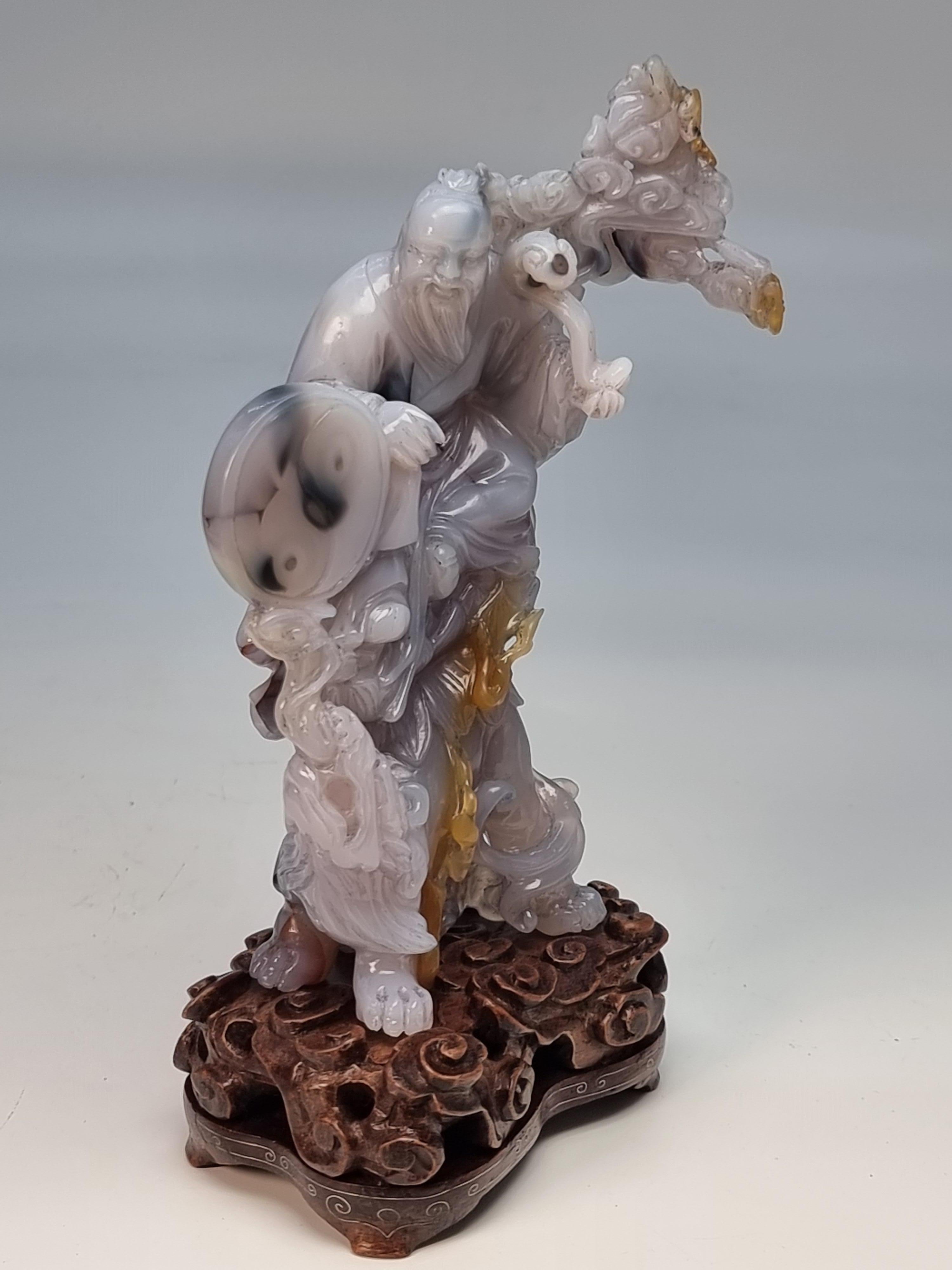 Groupe de figurines chinoises en agate sculptées à la main sur un stand, vers 1930 en vente 3
