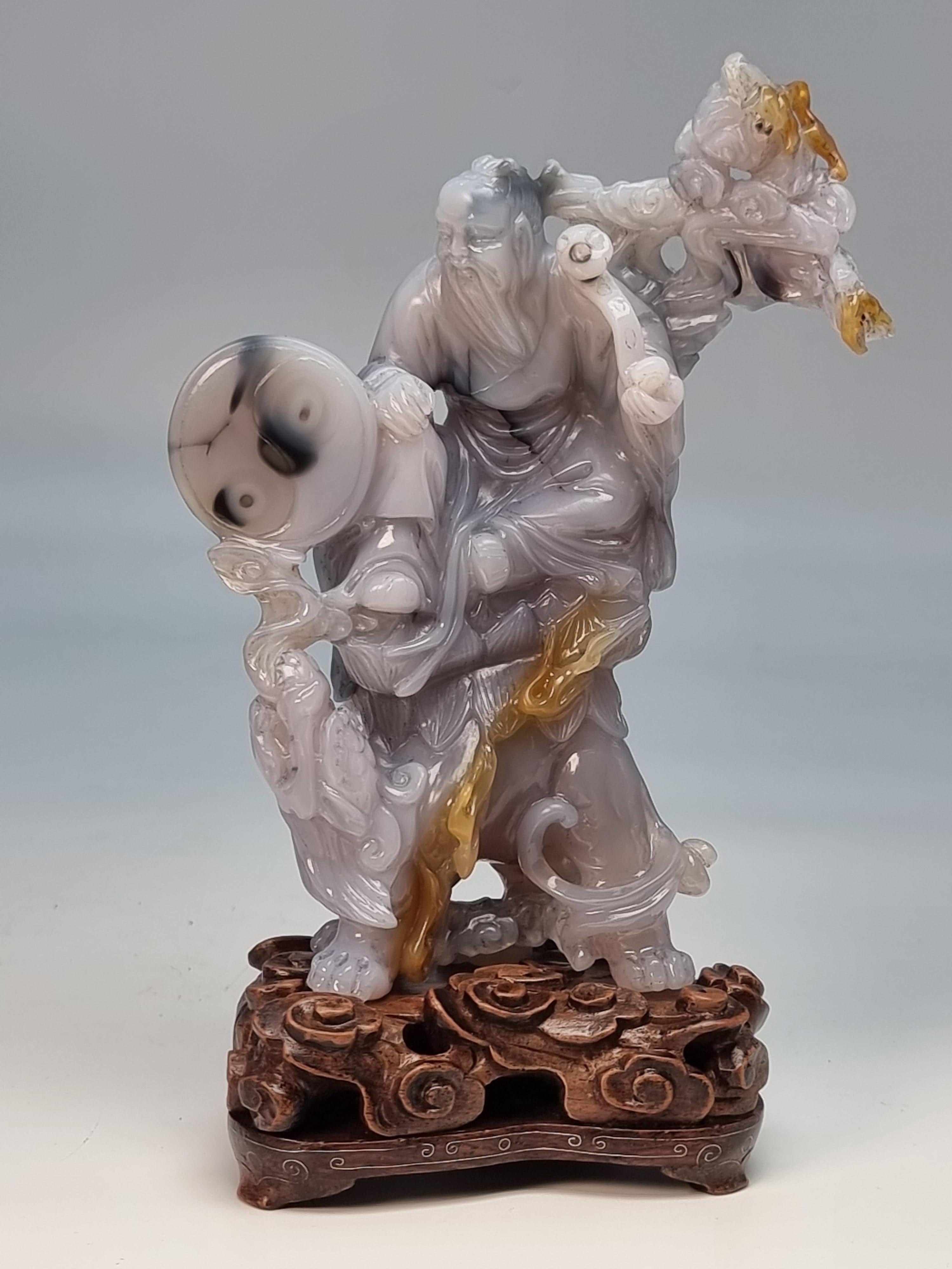 Groupe de figurines chinoises en agate sculptées à la main sur un stand, vers 1930 en vente 4