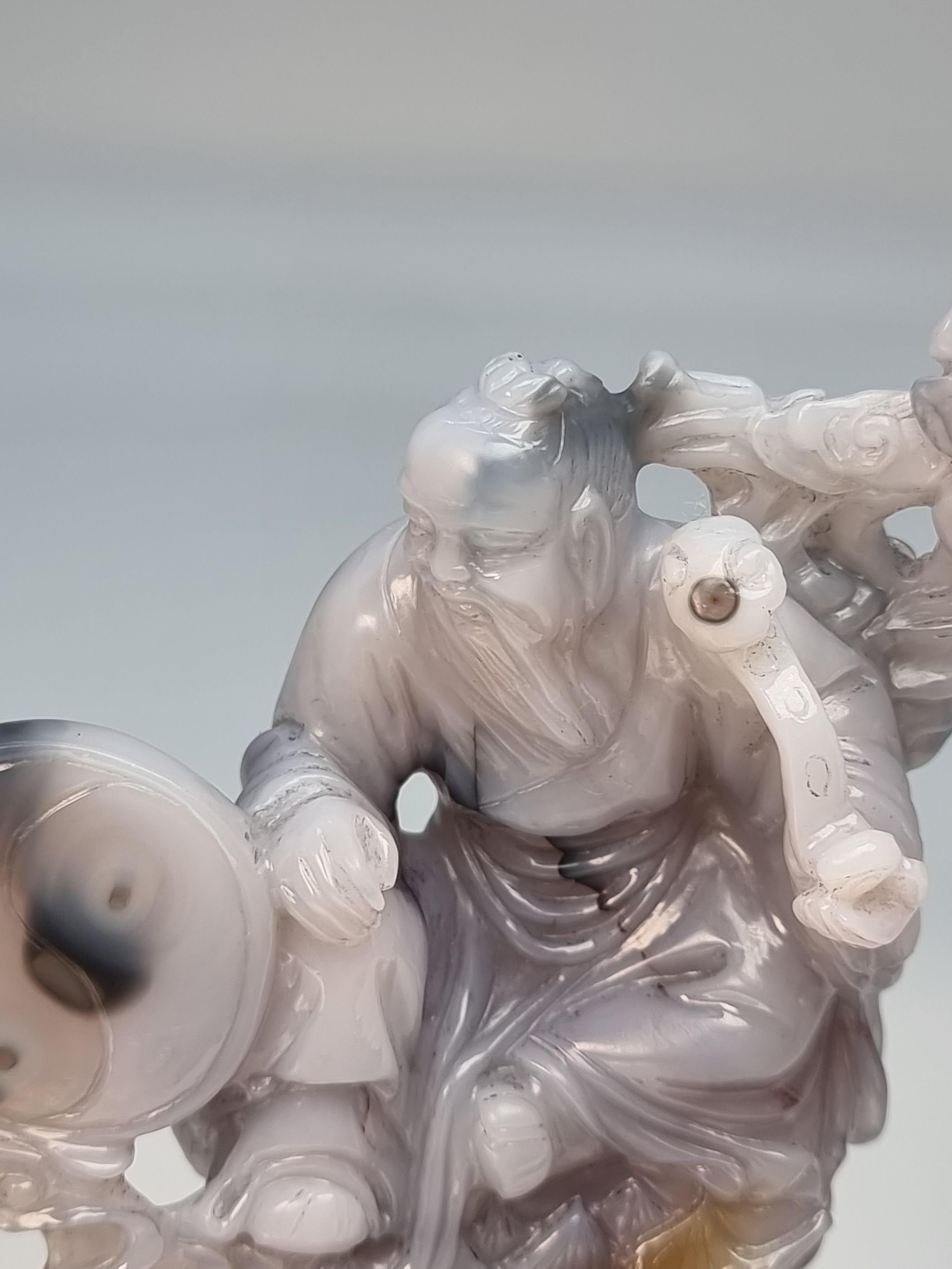 Groupe de figurines chinoises en agate sculptées à la main sur un stand, vers 1930 en vente 5
