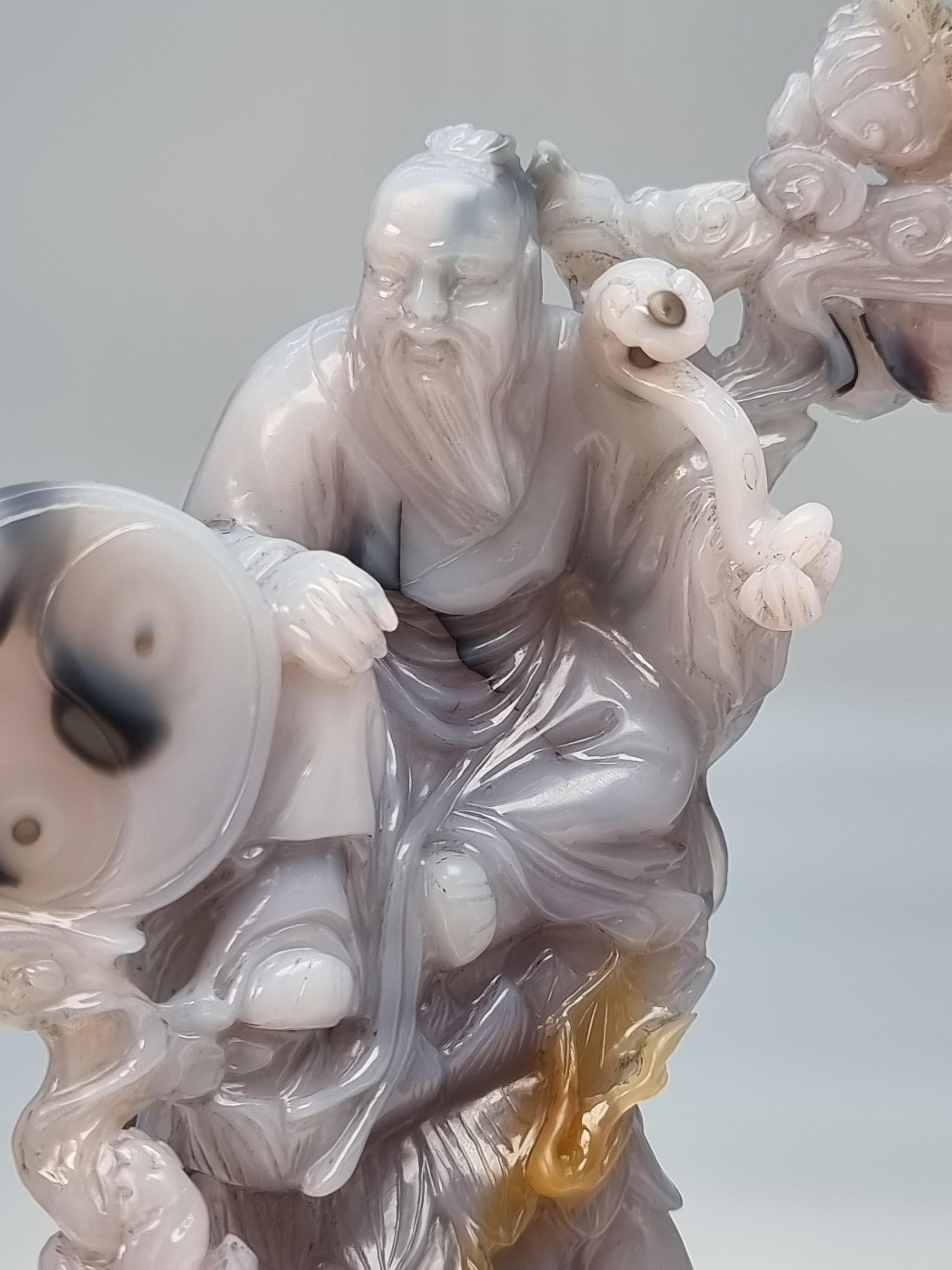 Groupe de figurines chinoises en agate sculptées à la main sur un stand, vers 1930 en vente 6
