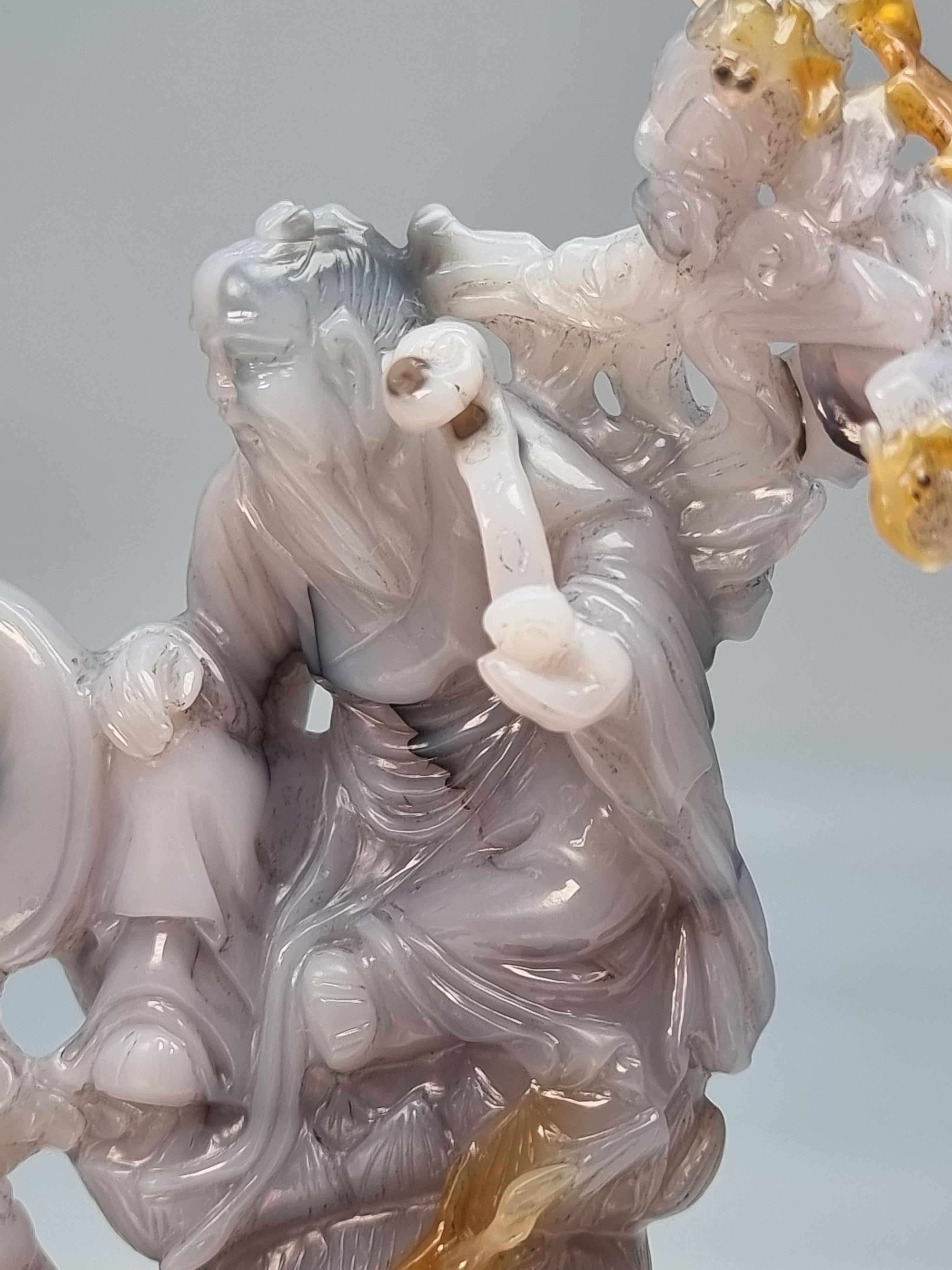 Groupe de figurines chinoises en agate sculptées à la main sur un stand, vers 1930 en vente 7