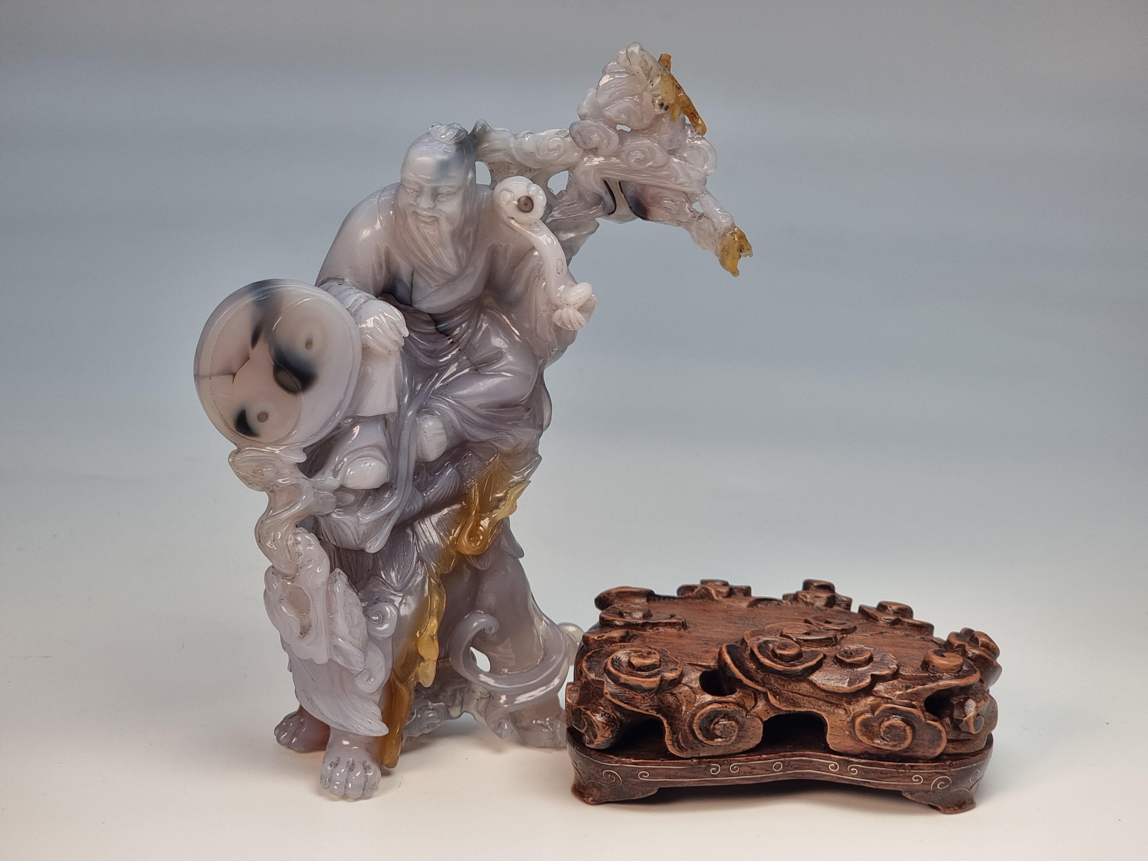 Groupe de figurines chinoises en agate sculptées à la main sur un stand, vers 1930 en vente 8