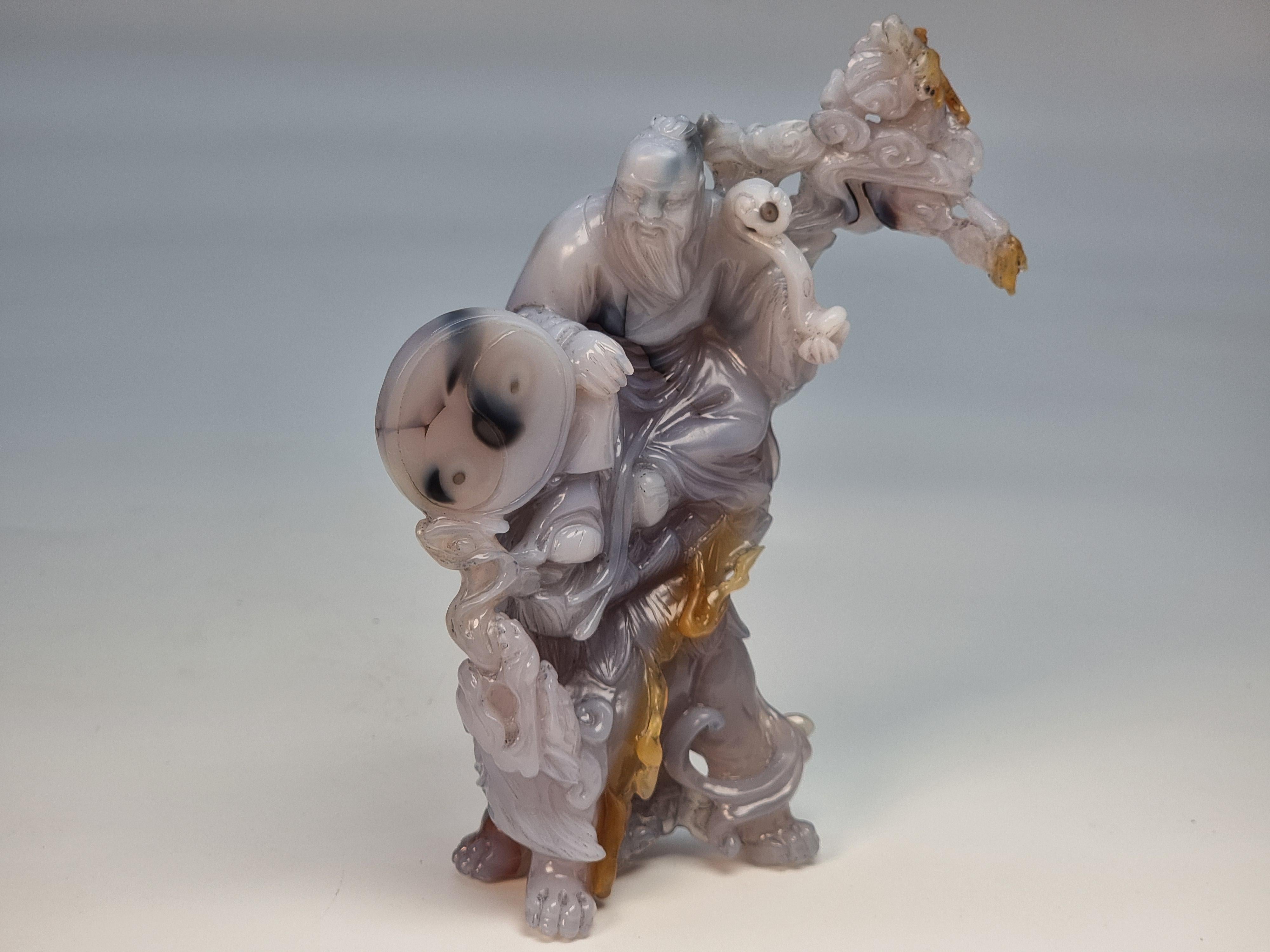 Groupe de figurines chinoises en agate sculptées à la main sur un stand, vers 1930 en vente 9