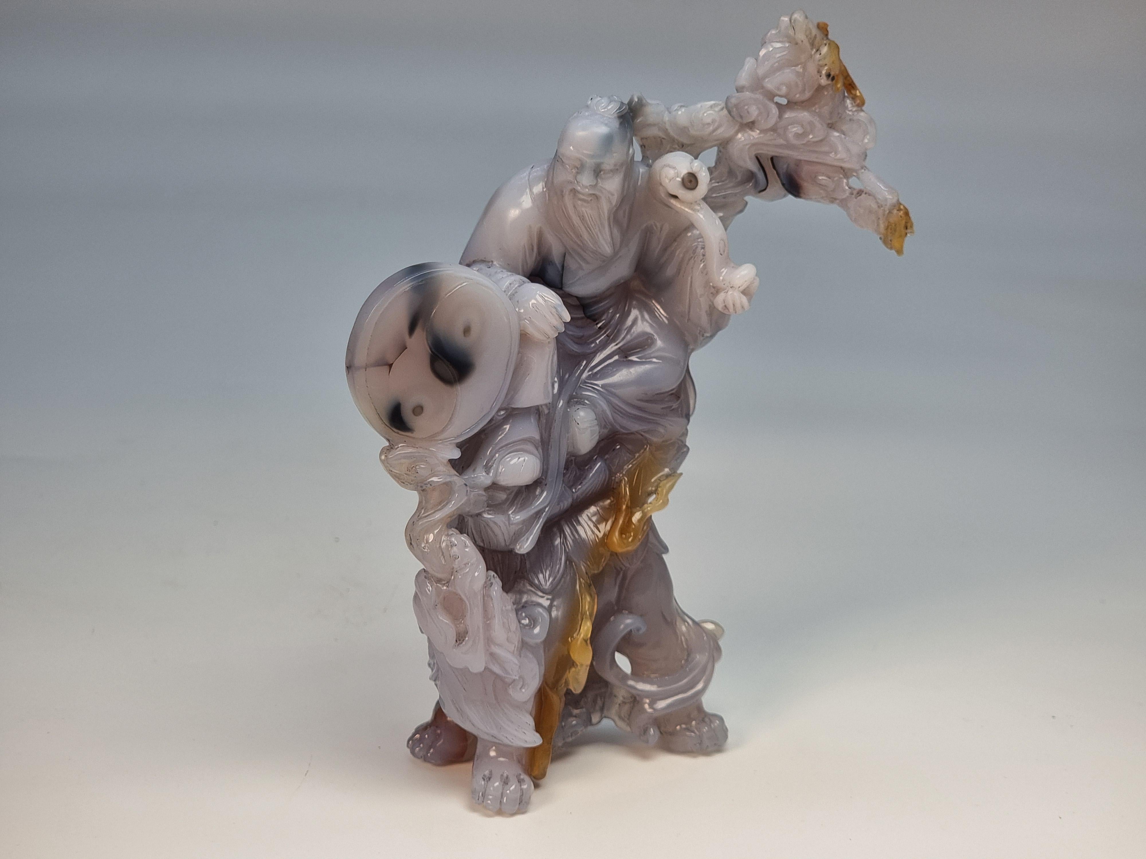 Groupe de figurines chinoises en agate sculptées à la main sur un stand, vers 1930 en vente 10
