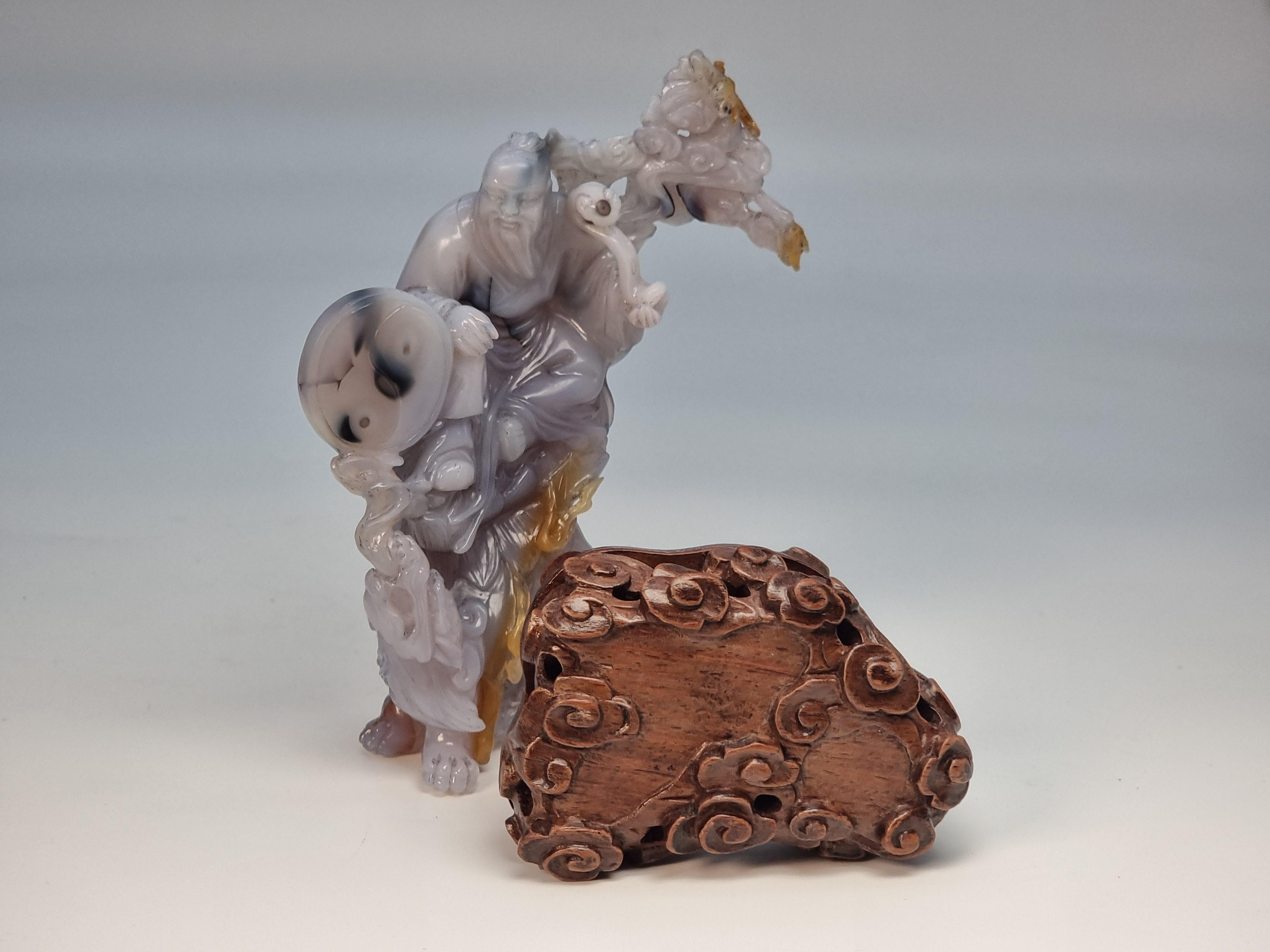 Groupe de figurines chinoises en agate sculptées à la main sur un stand, vers 1930 en vente 11