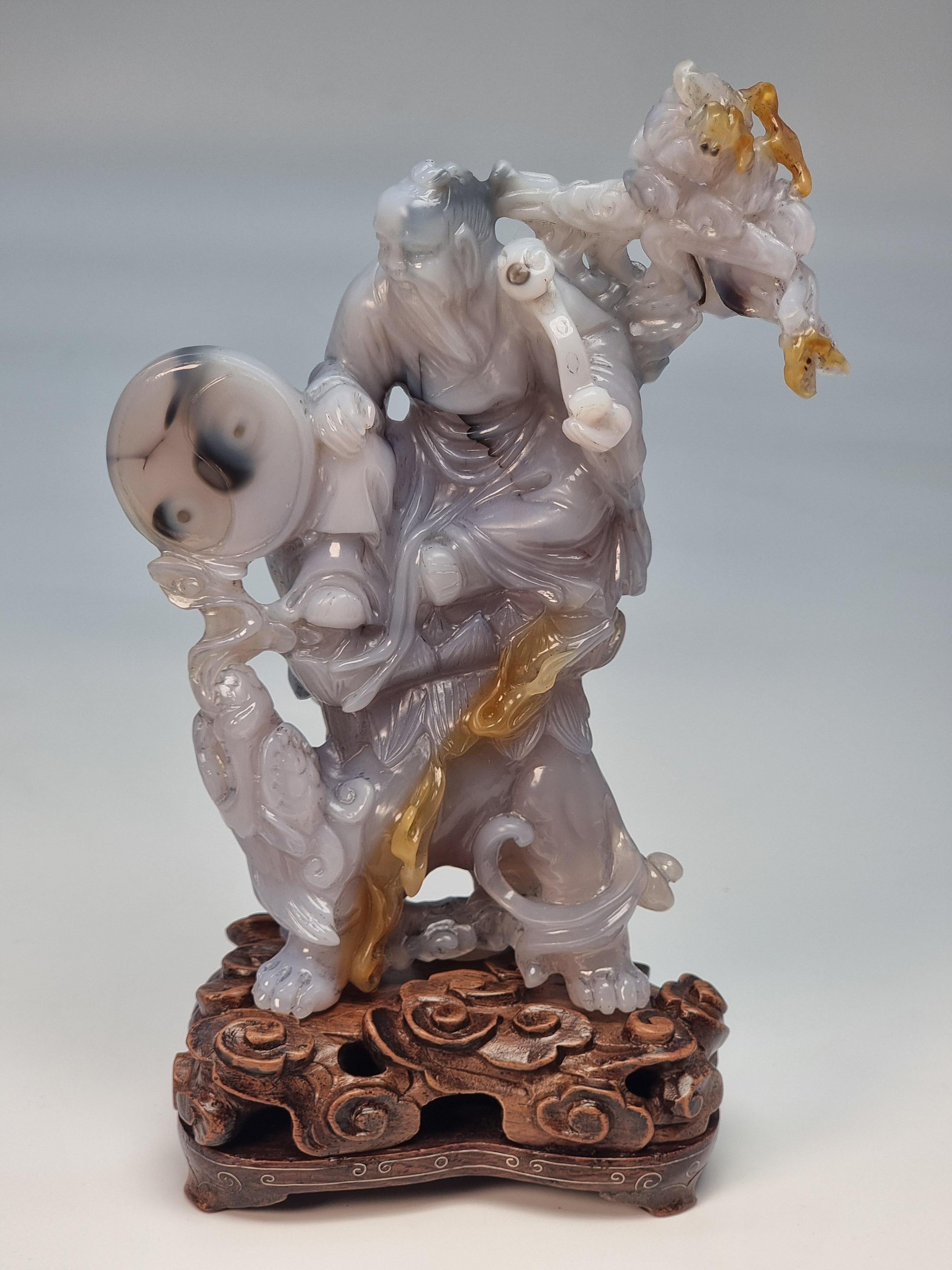 Exportation chinoise Groupe de figurines chinoises en agate sculptées à la main sur un stand, vers 1930 en vente