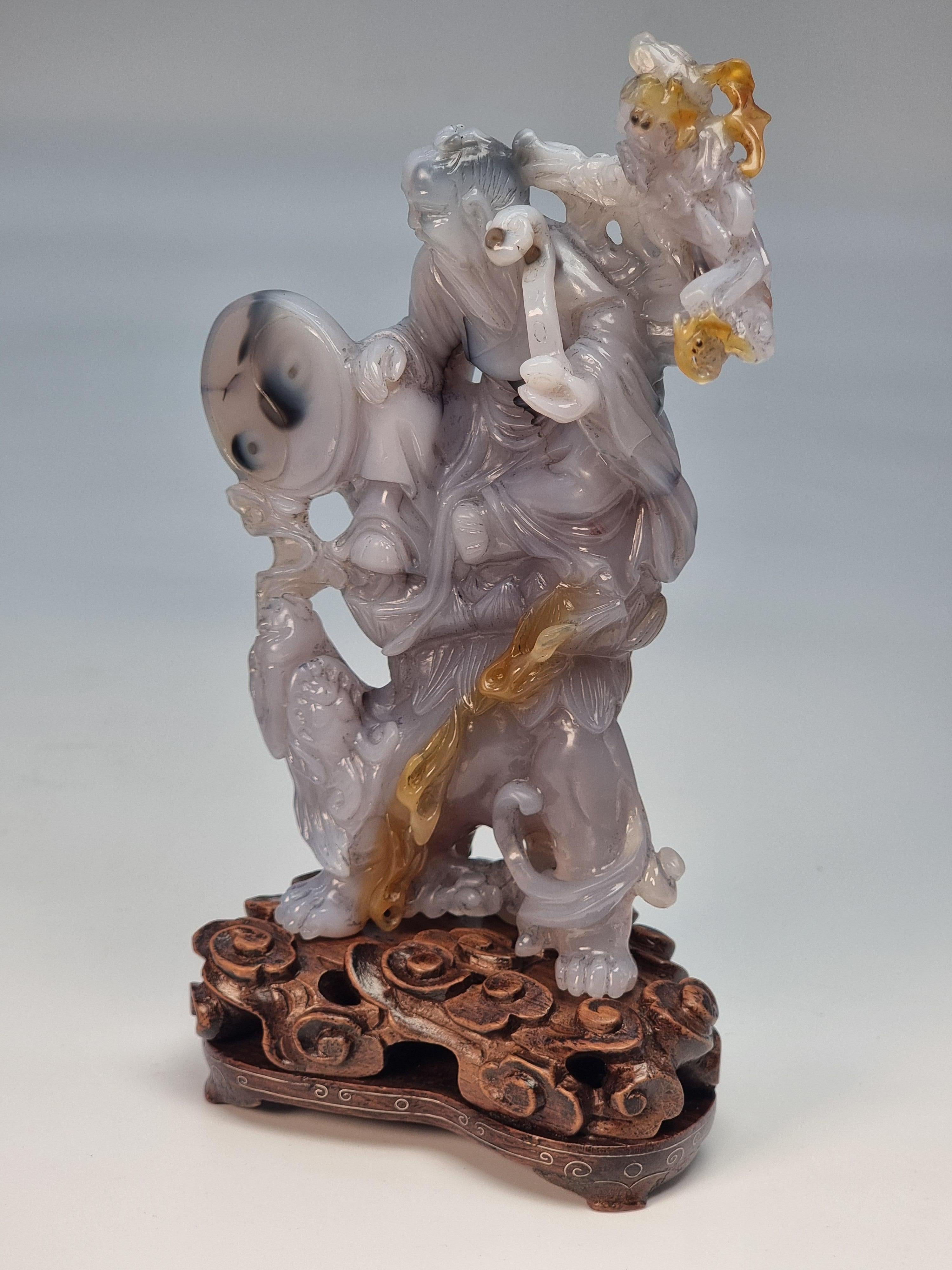 Chinois Groupe de figurines chinoises en agate sculptées à la main sur un stand, vers 1930 en vente