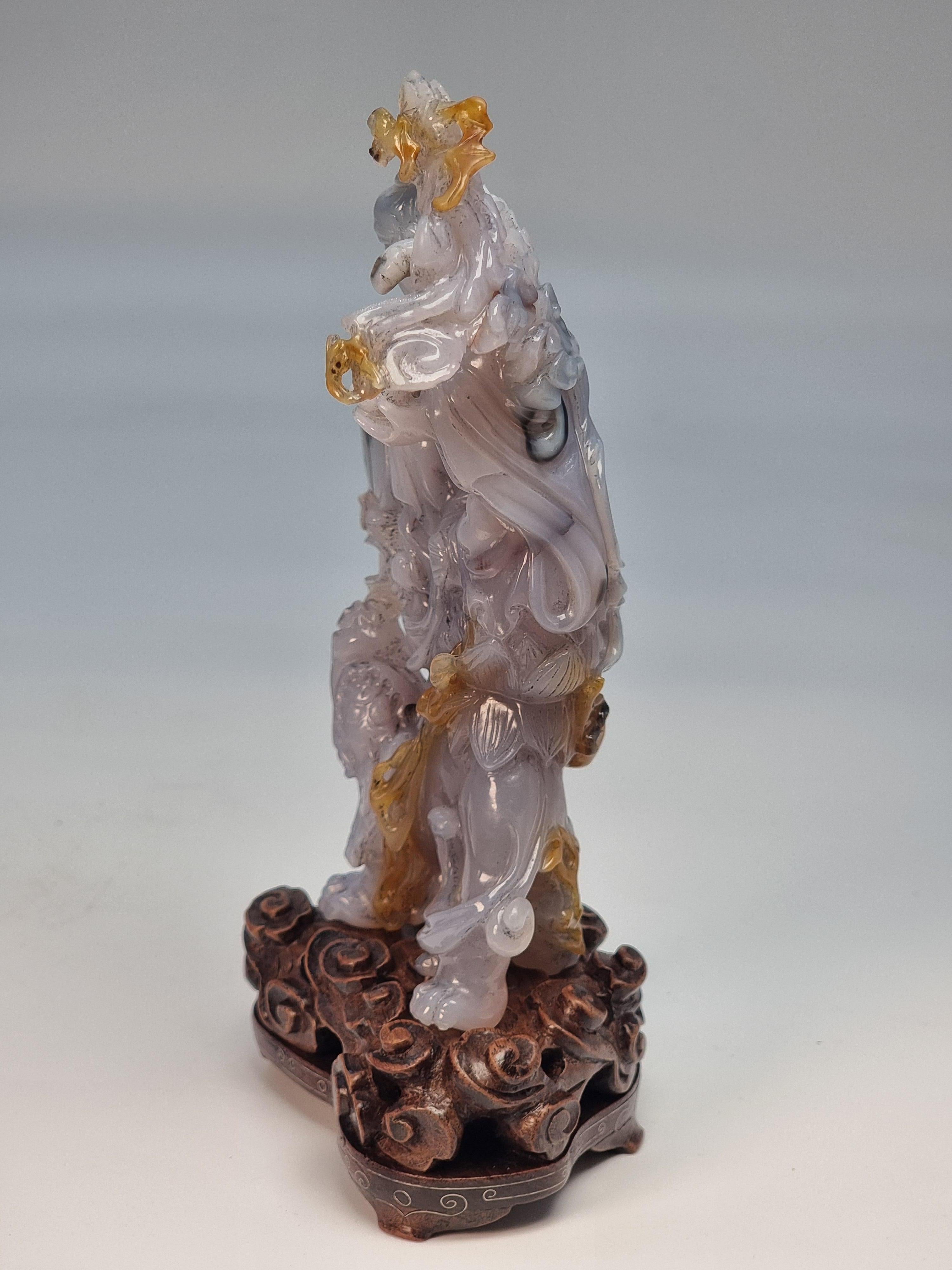 Sculpté Groupe de figurines chinoises en agate sculptées à la main sur un stand, vers 1930 en vente