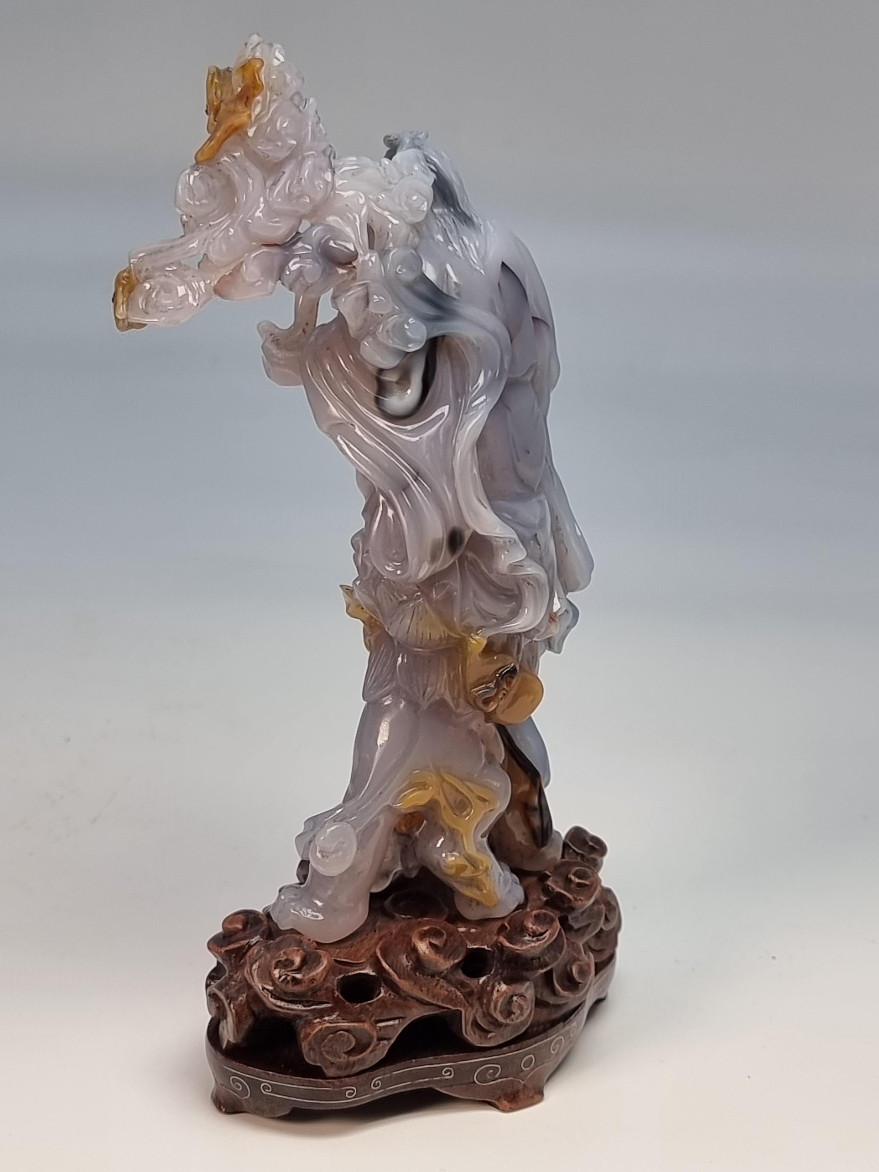 Groupe de figurines chinoises en agate sculptées à la main sur un stand, vers 1930 Bon état - En vente à Central England, GB