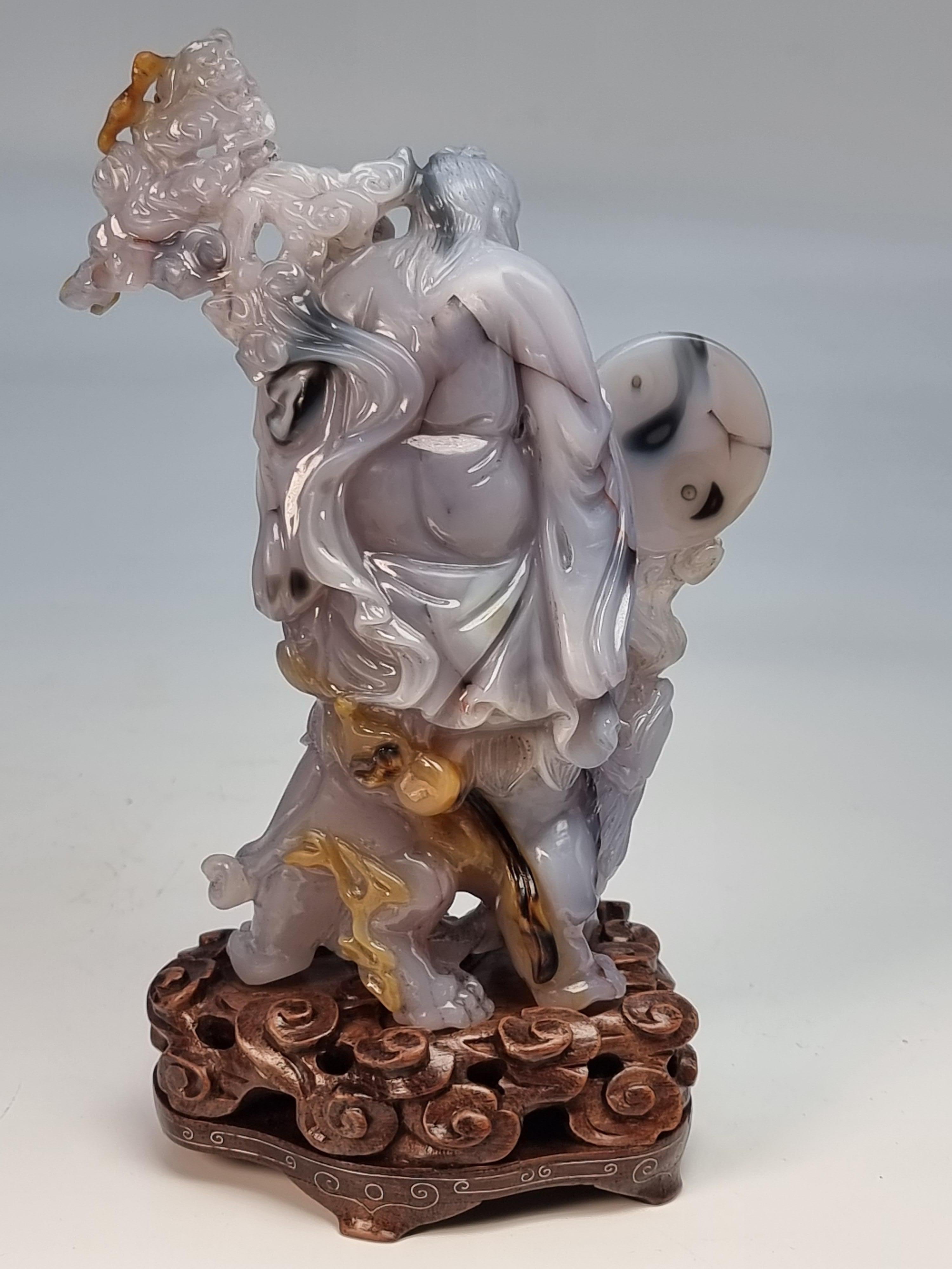 20ième siècle Groupe de figurines chinoises en agate sculptées à la main sur un stand, vers 1930 en vente